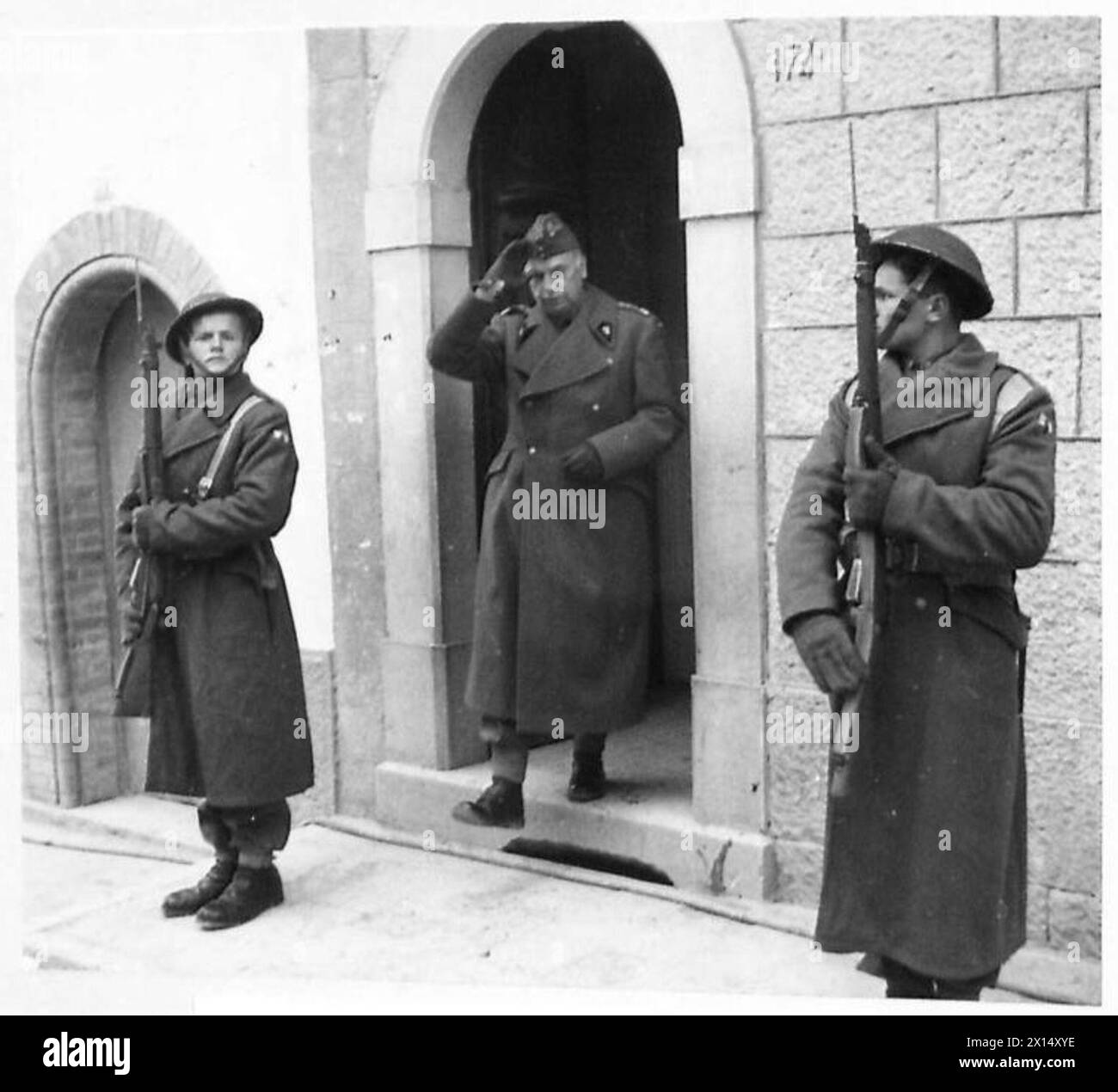 General Kazimierz Sosnkowski, Oberbefehlshaber der polnischen Streitkräfte, verlässt am 30. März 1944 das Hauptquartier der 3. Karpatengewehr-Division in Carpinone, um die 2. Karpatengewehr-Brigade in Carovilli zu besuchen. Stockfoto