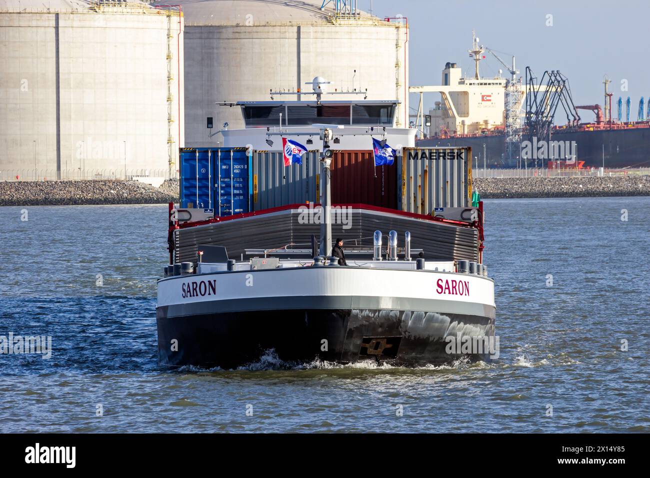 Binnenschiff, das im Hafen von Rotterdam ankommt. Niederlande - 13. Januar 2012 Stockfoto