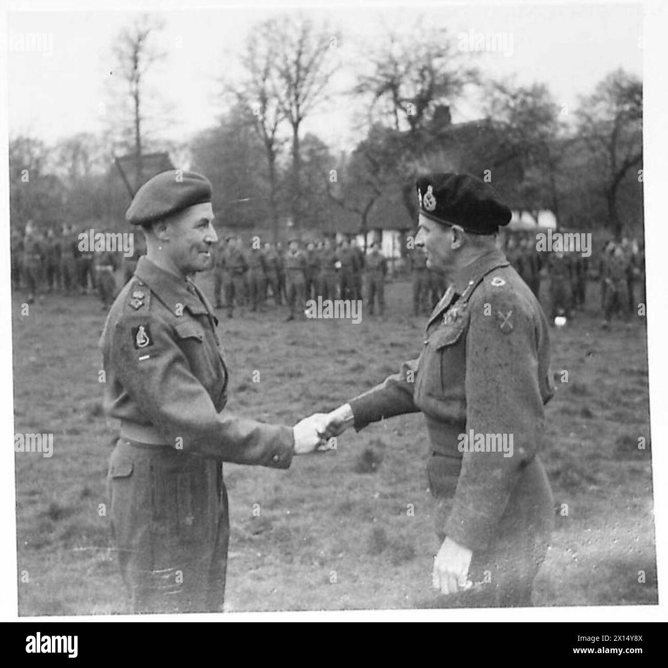 Oberstleutnant G.S. Knox von der 7. Panzerdivision erhält den O.B.E. vom Feldmarschall Montgomery, mit den Desert Rats. Stockfoto
