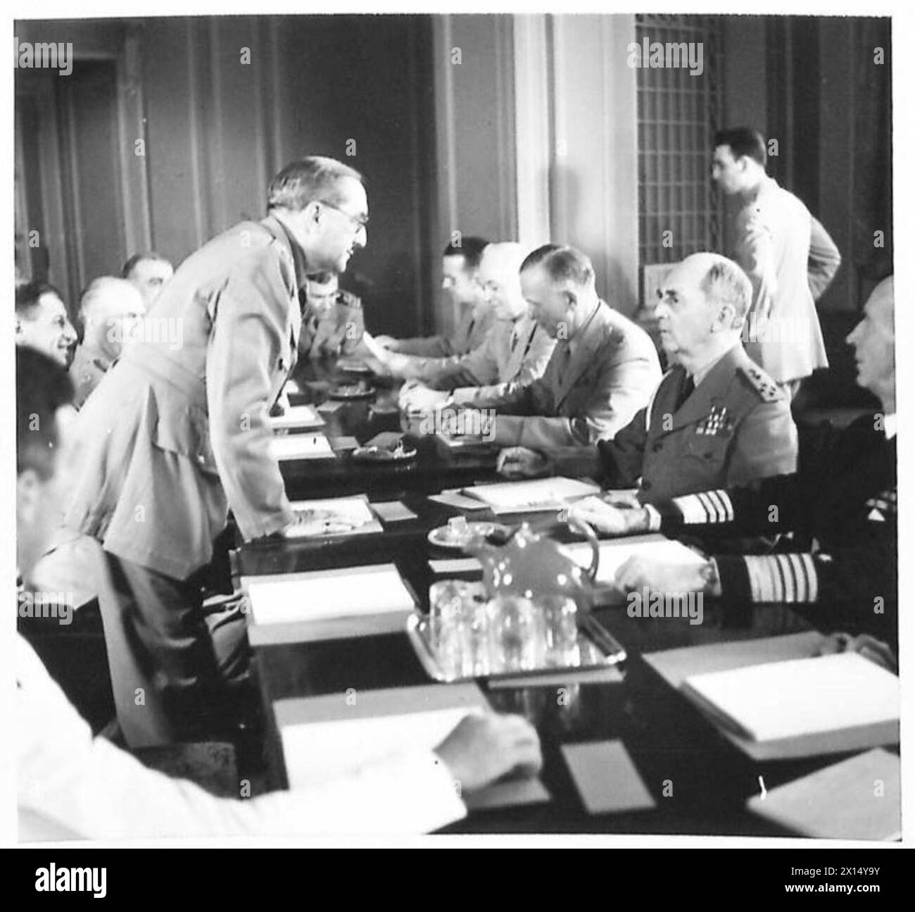 General Sir Alan Brooke, Chef des kaiserlichen Generalstabs, trifft Admiral Leahy, Stabschef von Präsident Roosevelt, bei einer gemeinsamen Stabschefs-Sitzung in Quebec. Stockfoto