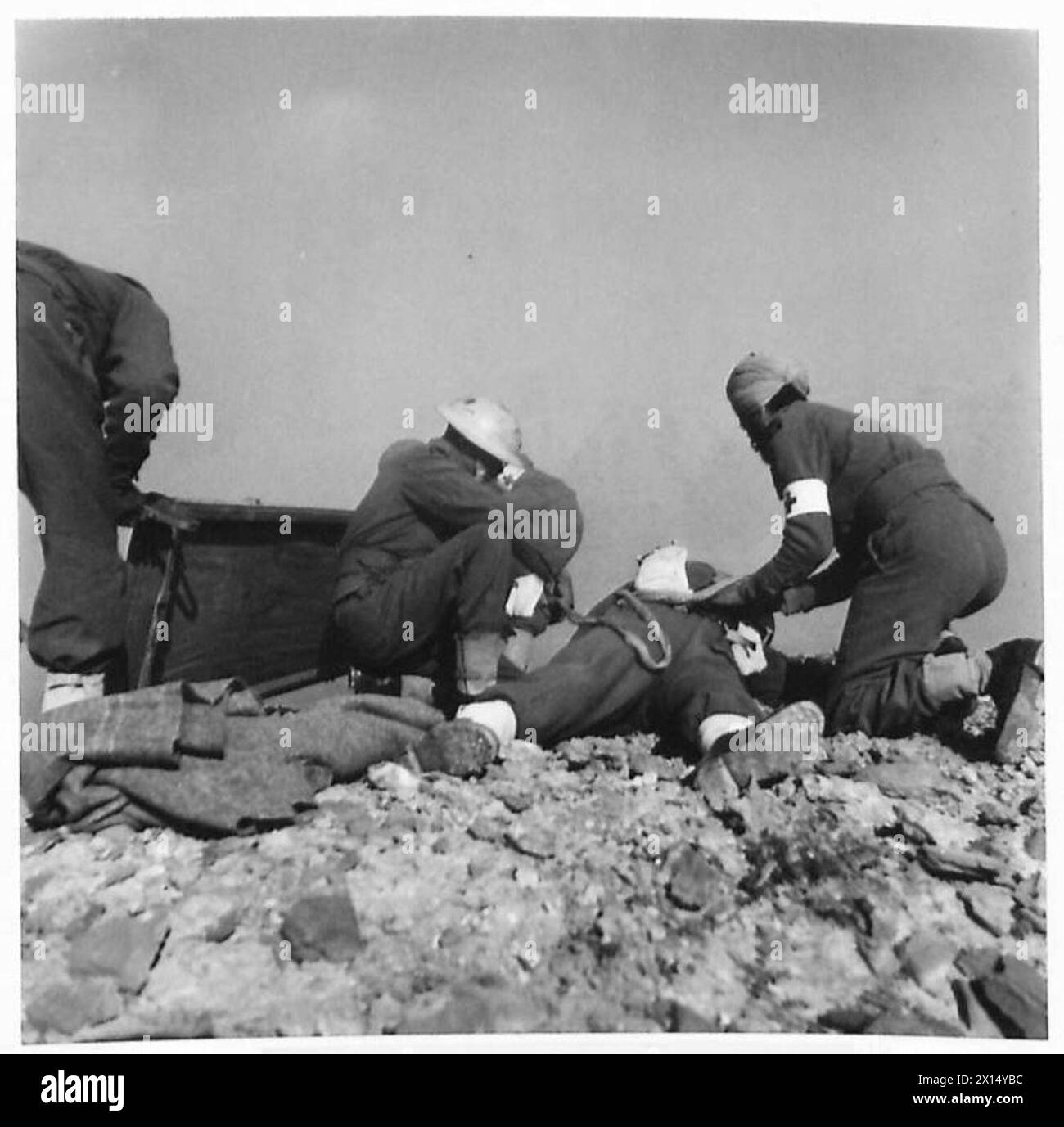 Die Feldambulanz des Indian Medical Service operiert während eines Angriffs mit Ghurka-Soldaten an der tunesischen Front, der britischen Armee. Stockfoto