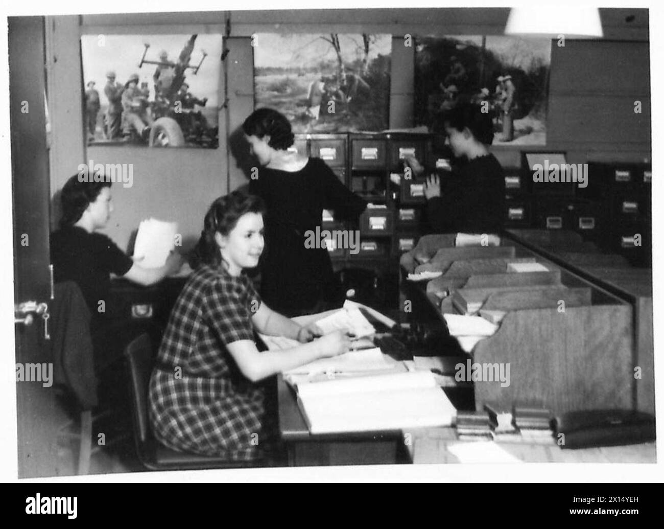 Die fotografische Einheit des Kriegsministeriums ist im Bibliotheksbereich mit visuellen Aufzeichnungen zu sehen. Stockfoto