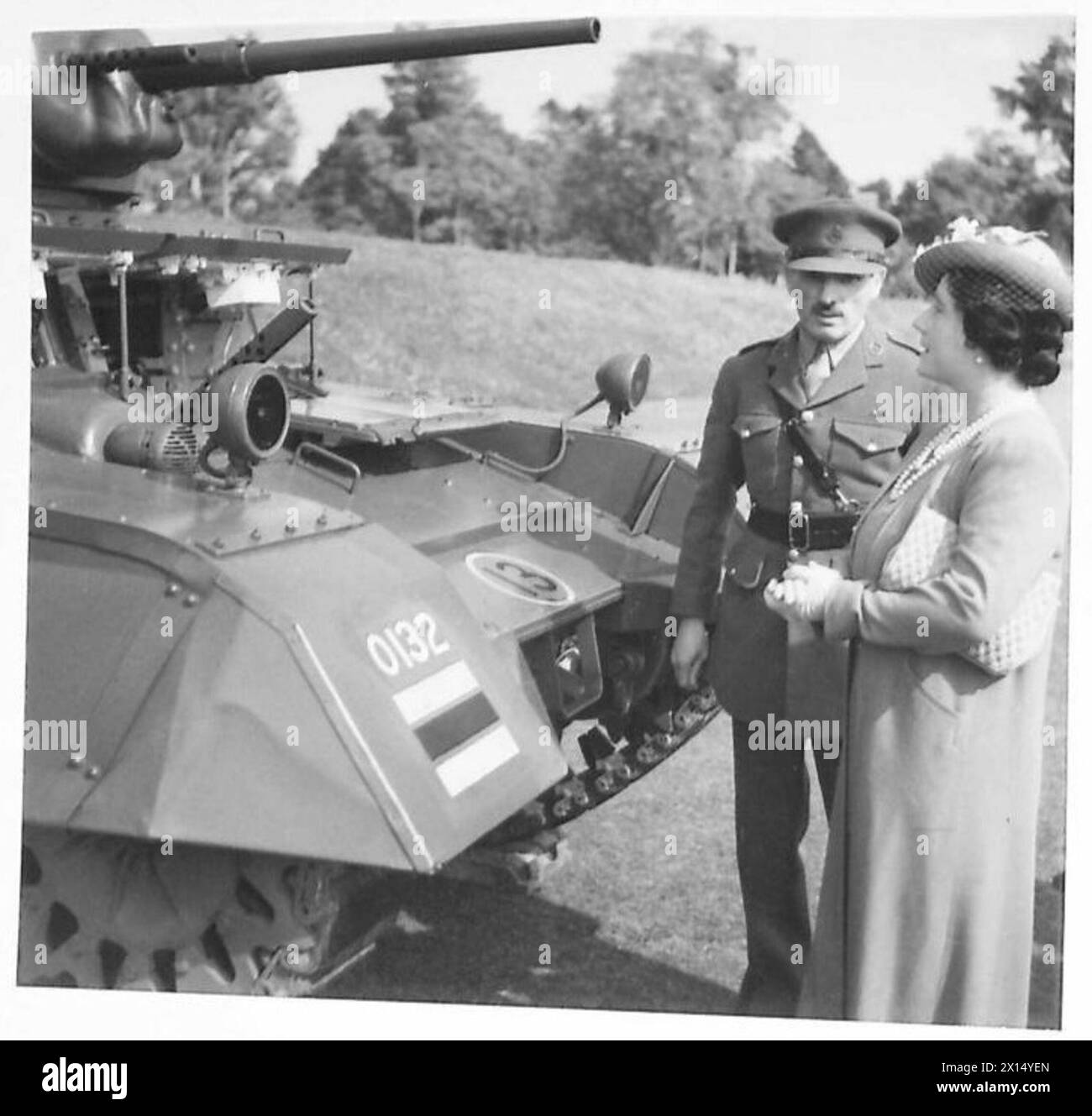 DIE KÖNIGIN INSPIZIERT die BUCHTEN DER KÖNIGIN – die Königin und der Lieut-Colonel inspizieren einen amerikanischen Mark 3 Panzer der britischen Armee Stockfoto