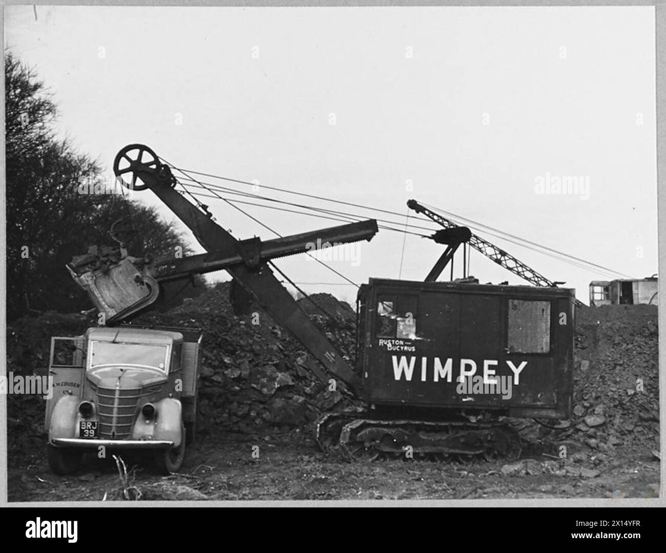 Ruston Bucyrus Ausrüstung, einschließlich Modell 21 mit Schaufel und Modell 16, das Mutterboden entfernt, wird 1943 für den Flugplatzbau und die Steinladung eingesetzt. Stockfoto