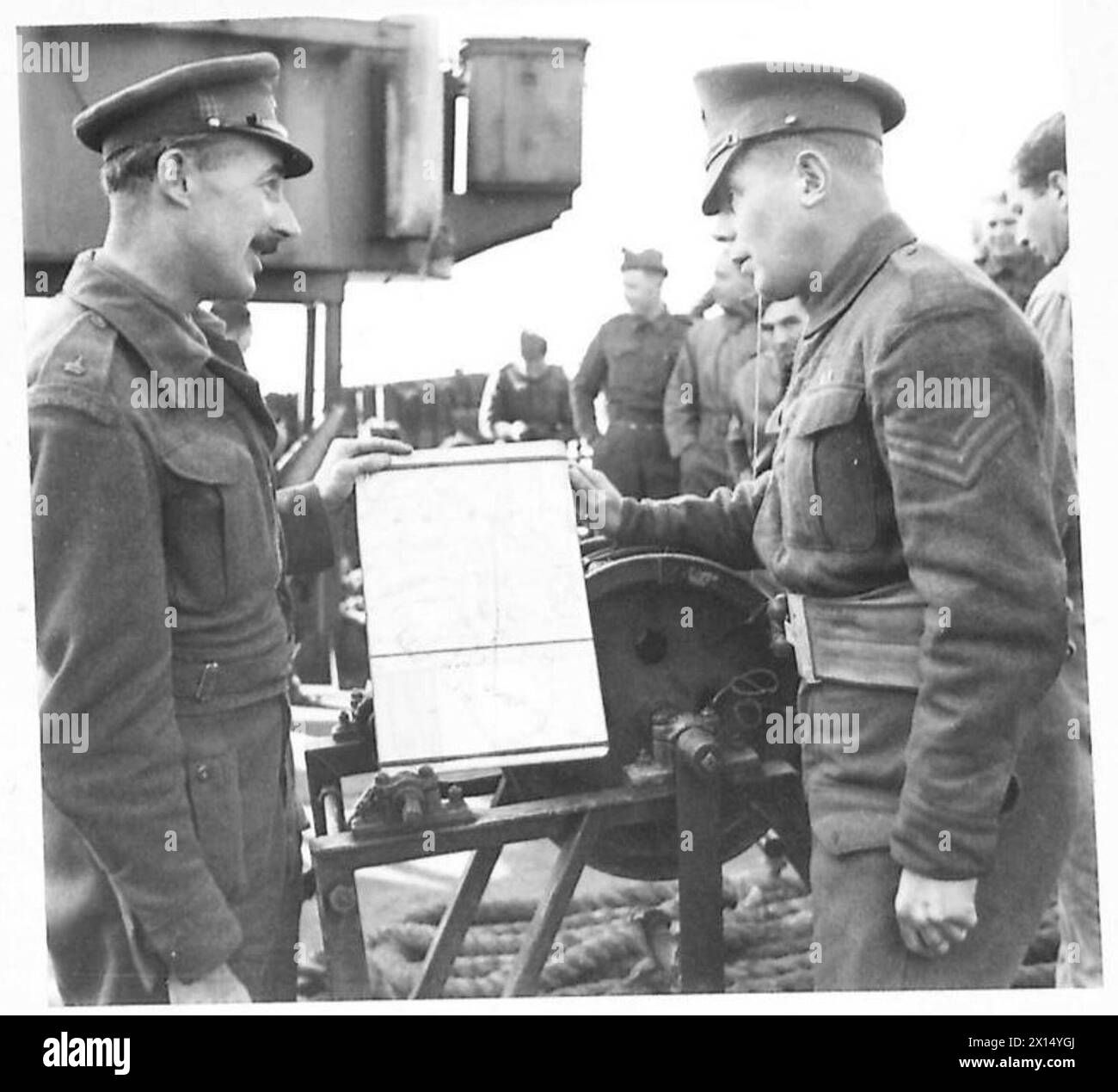 Major Fletcher spricht mit Sergeant A. Ross während der frühen Phase der Landung der Alliierten südlich von Rom. Stockfoto