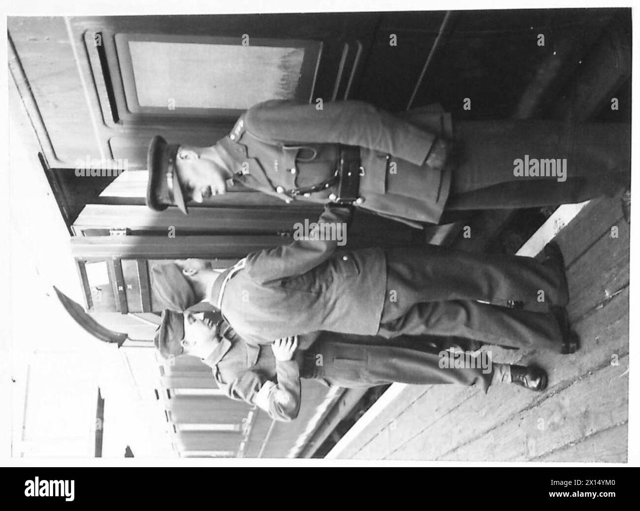 VERWUNDETE KRIEGSGEFANGENE BRECHEN ZUSAMMEN - deutsche Kriegsgefangene gehen in den Krankenhauszug British Army Stockfoto