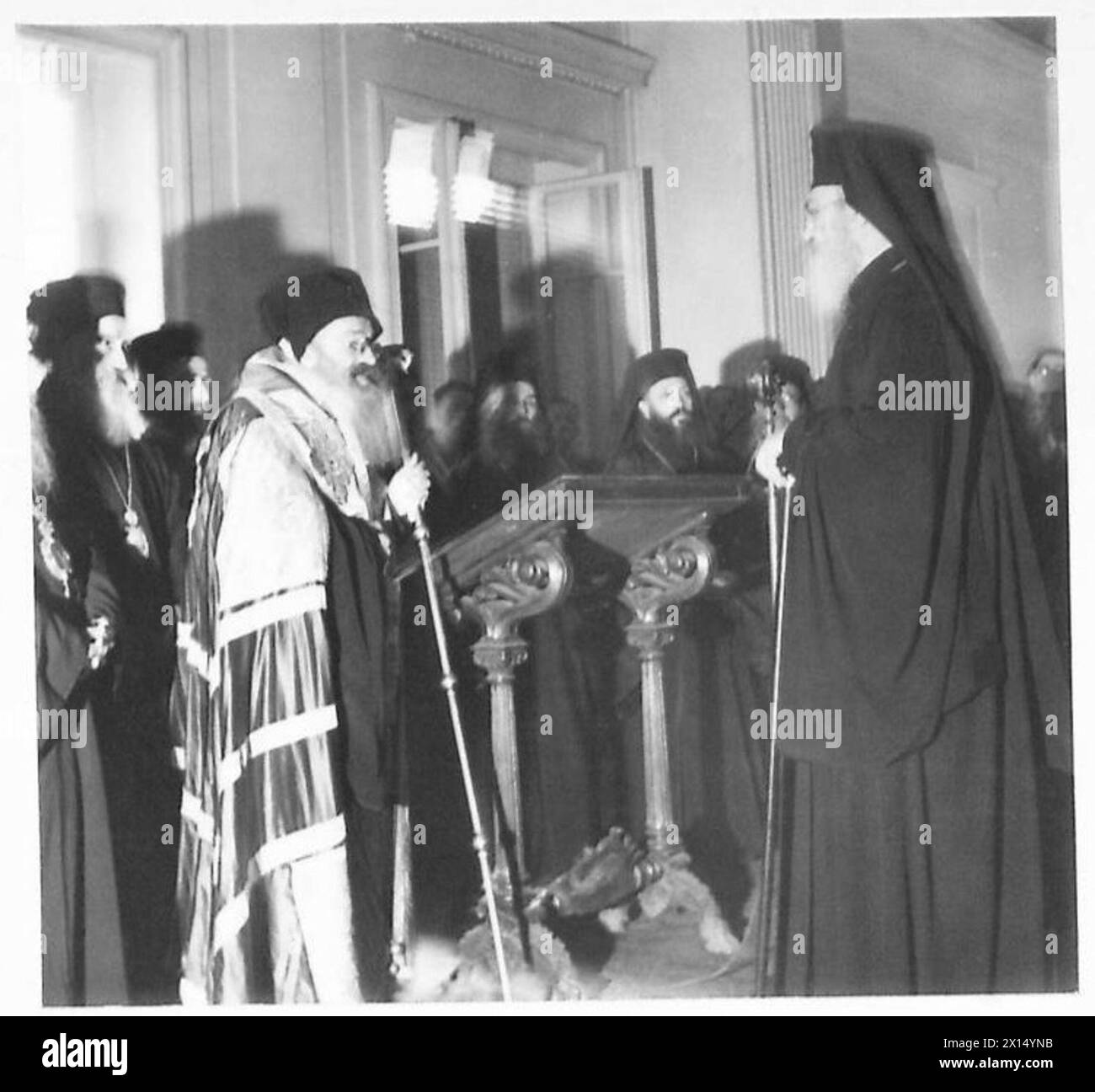 Erzbischof Damaskinos wird in einer Zeremonie im Auswärtigen Amt zum Regenten von Griechenland ernannt, umgeben von Bischöfen während der Lesung der Proklamation. Stockfoto Erzbischof Damaskinos wird in einer Zeremonie im Auswärtigen Amt zum Regenten von Griechenland ernannt, umgeben von Bischöfen während der Lesung der Proklamation. Stockfoto