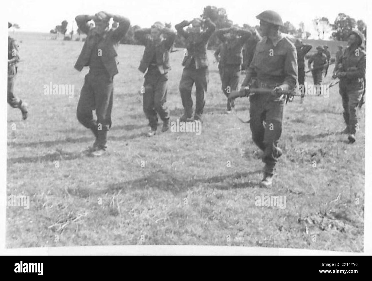 Gefangene, die während der Schlacht um Caen gefangen genommen wurden, waren Männer der Hitlerjugenddivision, 15 AA-Bataillone und 12 55 F-Bataillone unter der britischen Armee, 21. Armeegruppe. Stockfoto