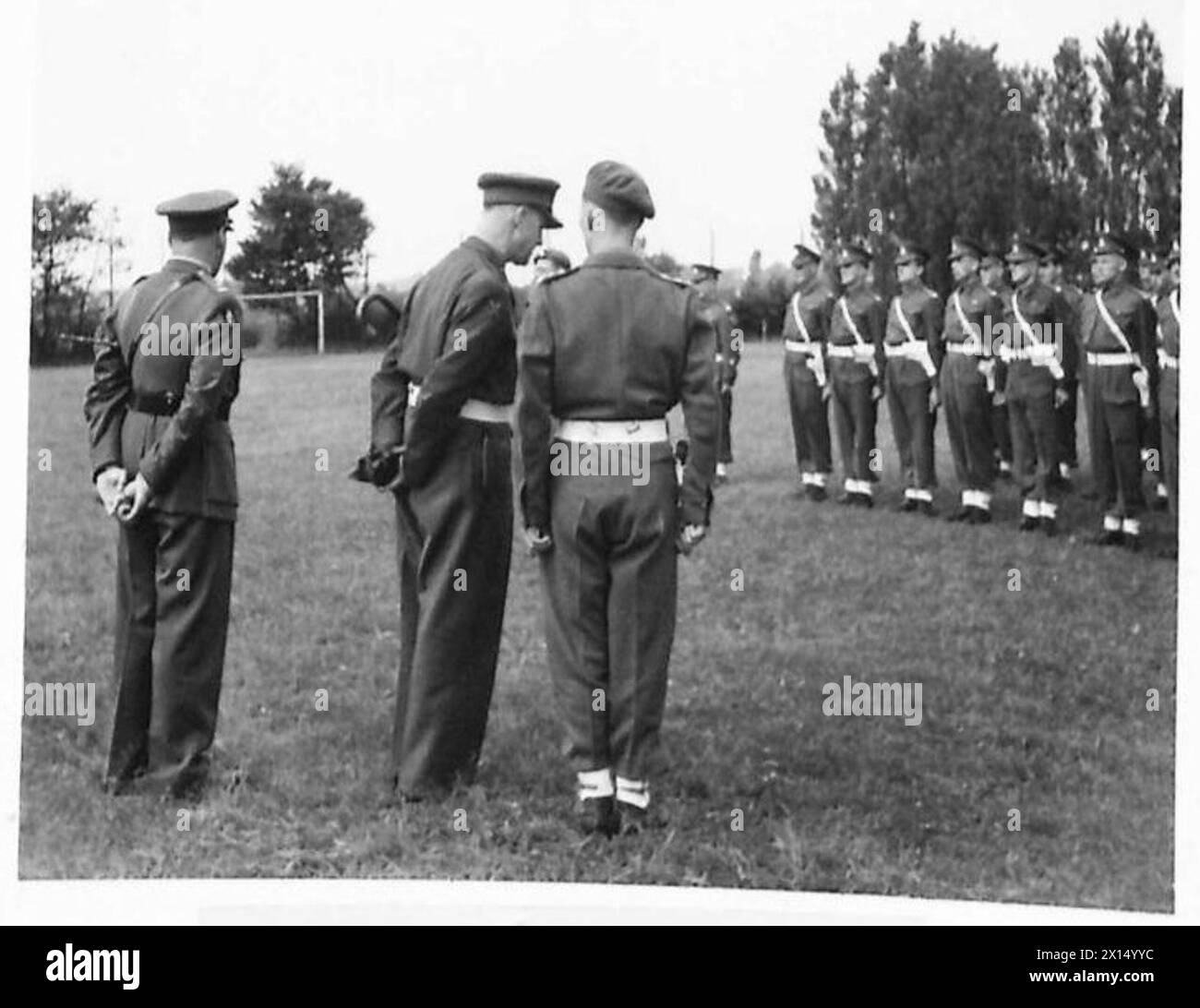 VETERANEN DER WÜSTE AUF PARADE - Provost Marshal spricht mit Commanding Officer, Captain Clark von Streatham British Army, 21st Army Group Stockfoto