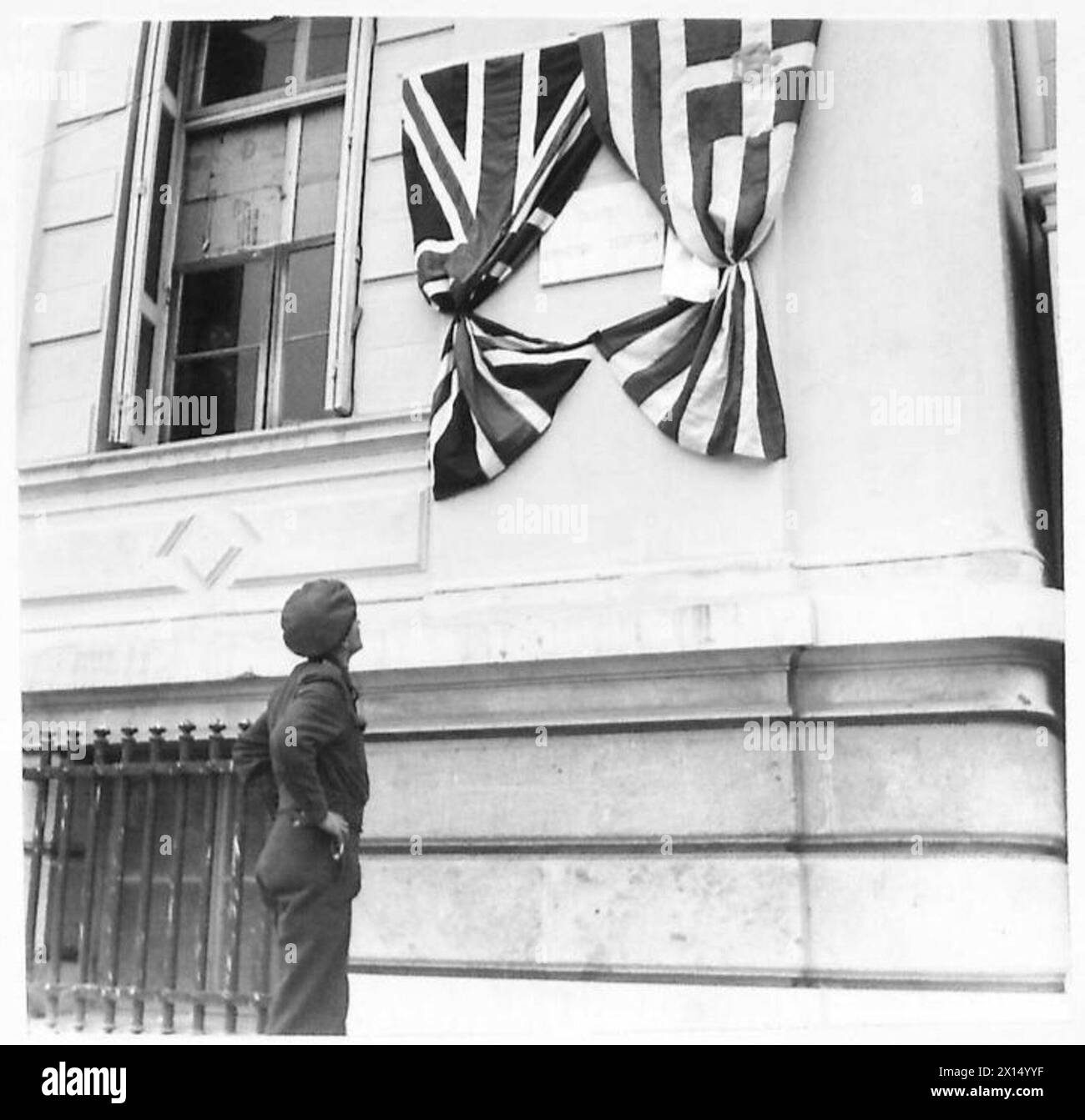 Foto mit einer Gedenktafel in Piräus, die an die Umbenennung des Korai-Platzes in „Winston Churchill Square“ während der zweiten Befreiung Griechenlands erinnert und mit dem Union Jack und griechischen Flaggen bedeckt ist. Stockfoto Foto mit einer Gedenktafel in Piräus, die an die Umbenennung des Korai-Platzes in „Winston Churchill Square“ während der zweiten Befreiung Griechenlands erinnert und mit dem Union Jack und griechischen Flaggen bedeckt ist. Stockfoto