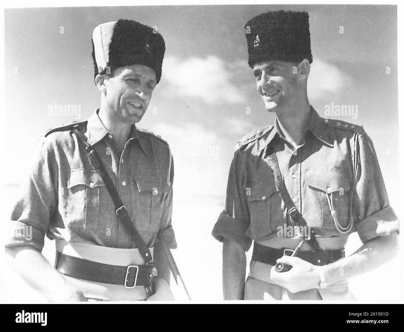 Zwei britische Offiziere der Transjordania Frontier Force, der Commanding Officer und der Adjutant, sind während des Dienstes abgebildet. Stockfoto