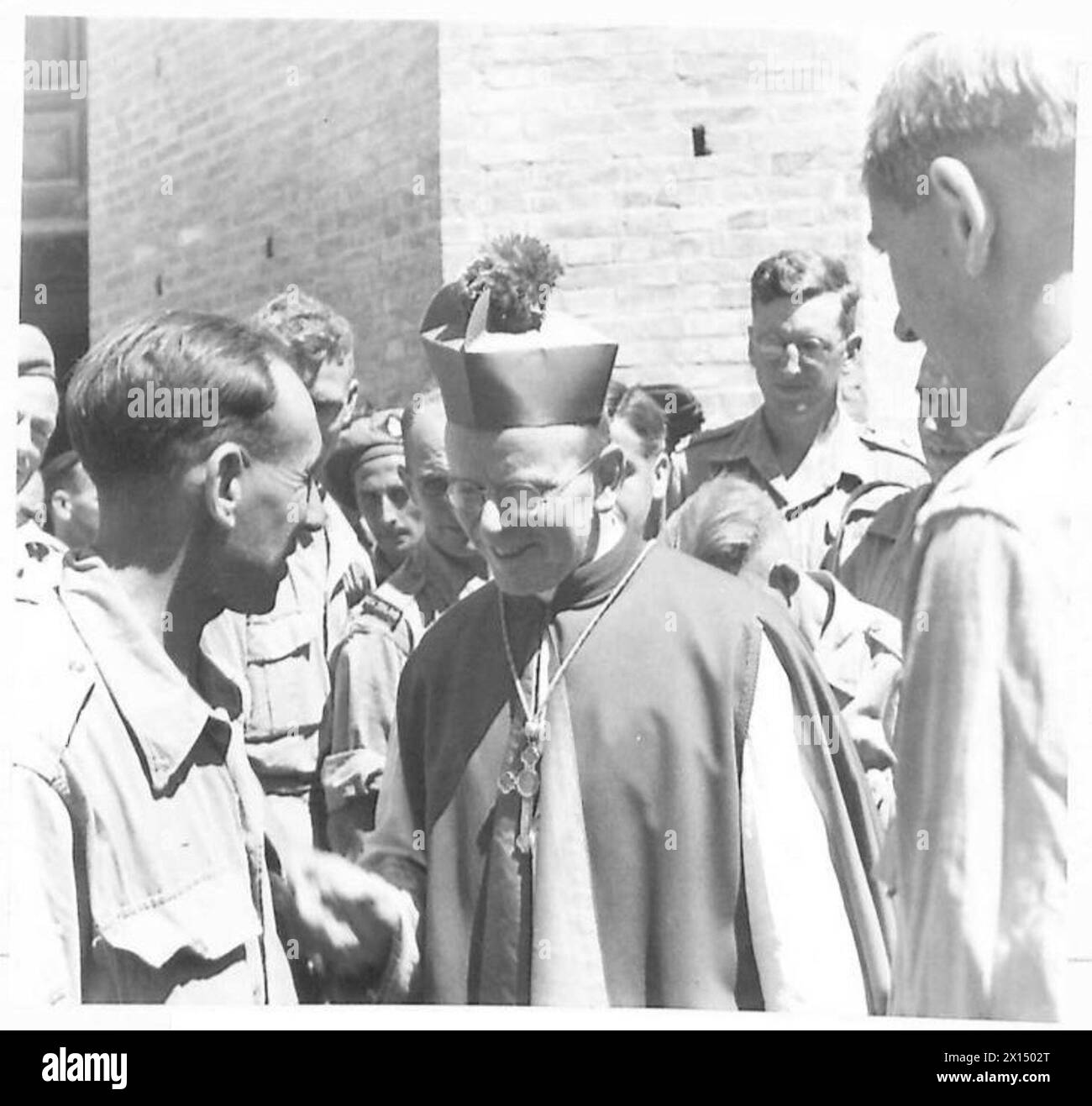 Der Erzbischof von Westminster spricht mit britischen Soldaten der achten Armee auf den Stufen der Kathedrale von Siena nach einem Gottesdienst. Stockfoto