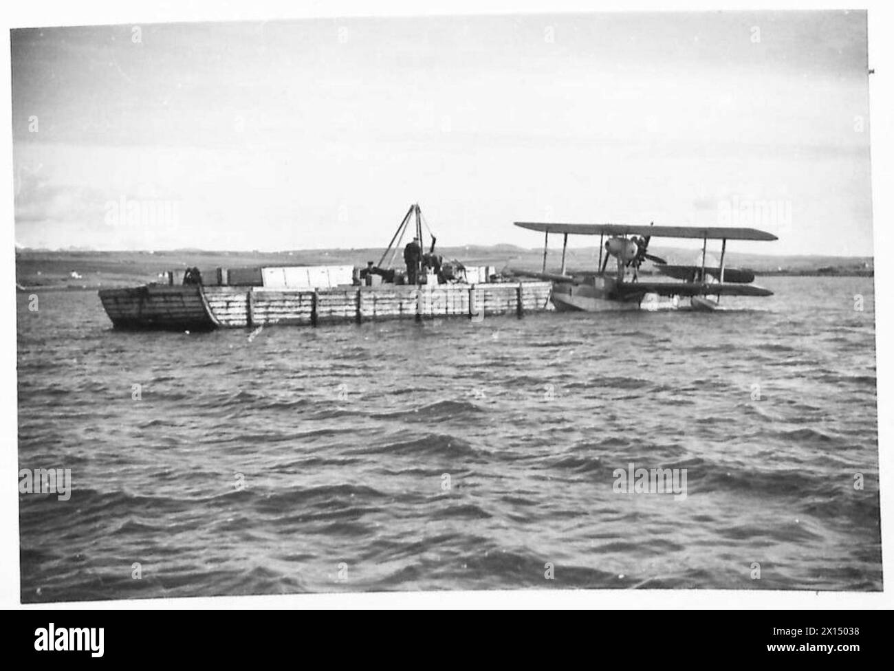 BRITISCHE UND KANADISCHE TRUPPEN IN ISLAND - die Flotte Air Arm auf der Grotta-Halbinsel, Island. Ein Feuerzeug, der neben einem Wasserflugzeug der britischen Armee liegt Stockfoto