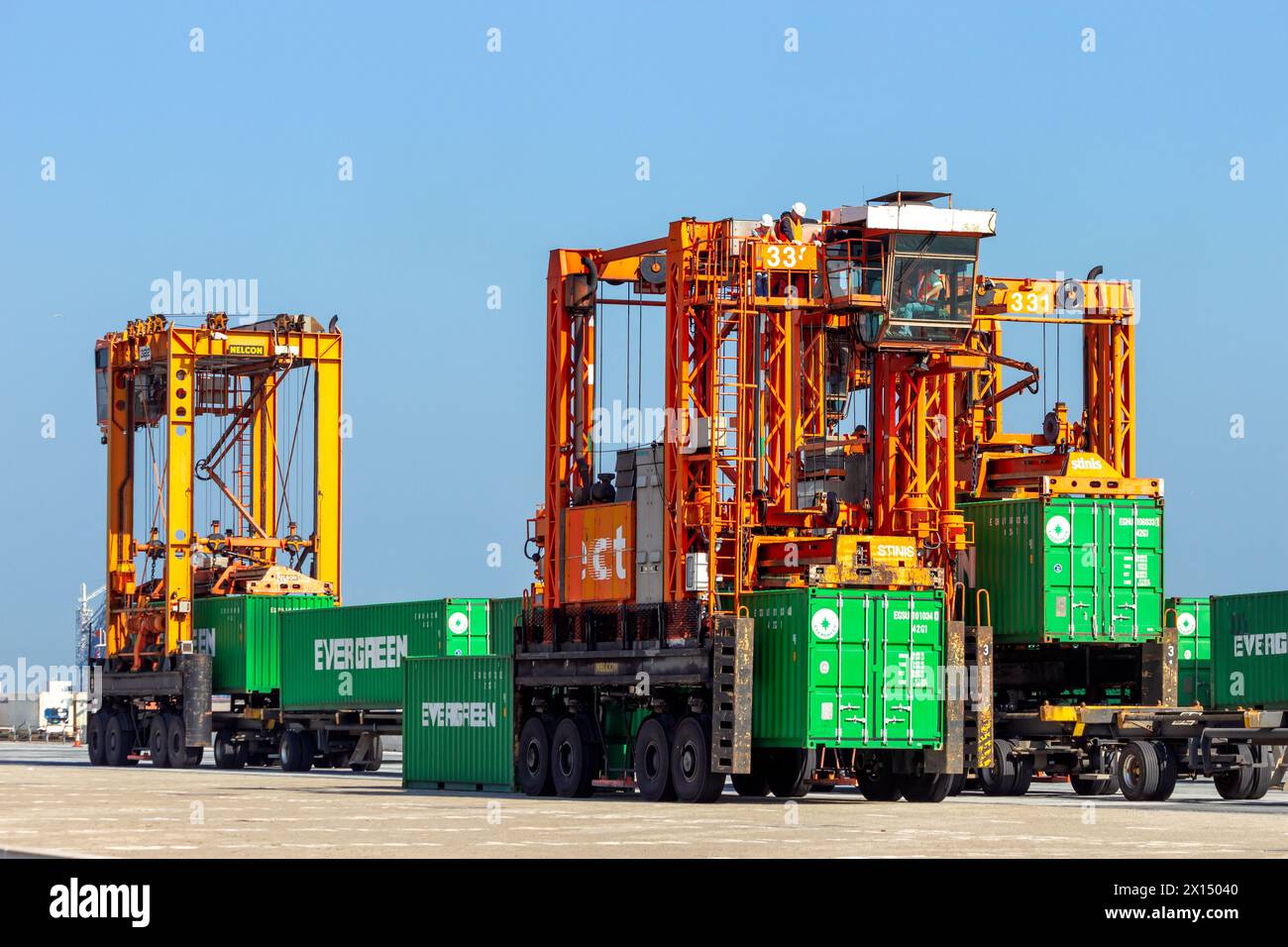 Der Traddle Carrier dient zum Transportieren von Containern in einem Containerterminal. Hafen Rotterdam, Niederlande. September 2012 Stockfoto