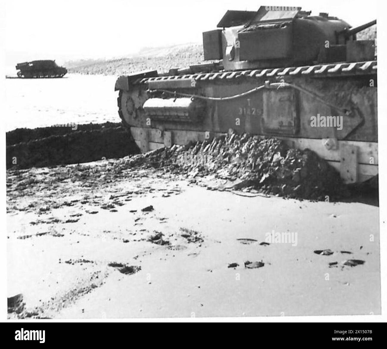 Das Personal der britischen Armee führt Experimente mit Panzern durch, um Leistung, Rüstung und Mobilität unter kontrollierten Bedingungen zu bewerten. Stockfoto