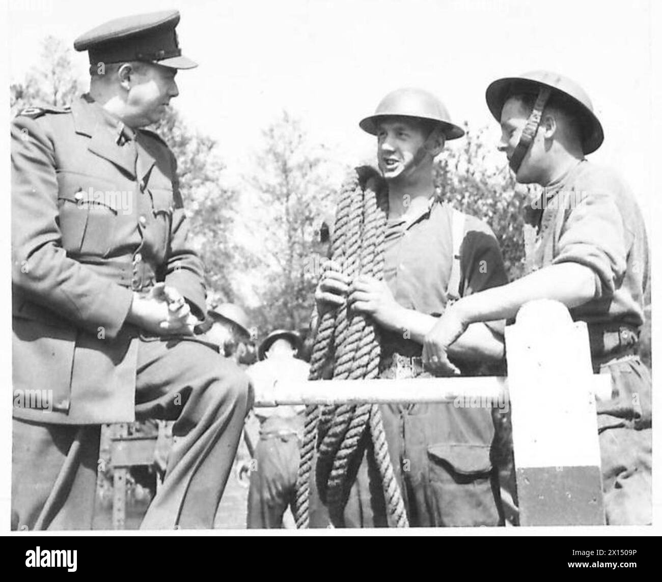 Schottische Kriegskorrespondenten, darunter J.W. Ross vom Glasgow Herald, sprechen mit Sappers James McKenzie und Robert Love über den Bau einer temporären Brücke. Stockfoto