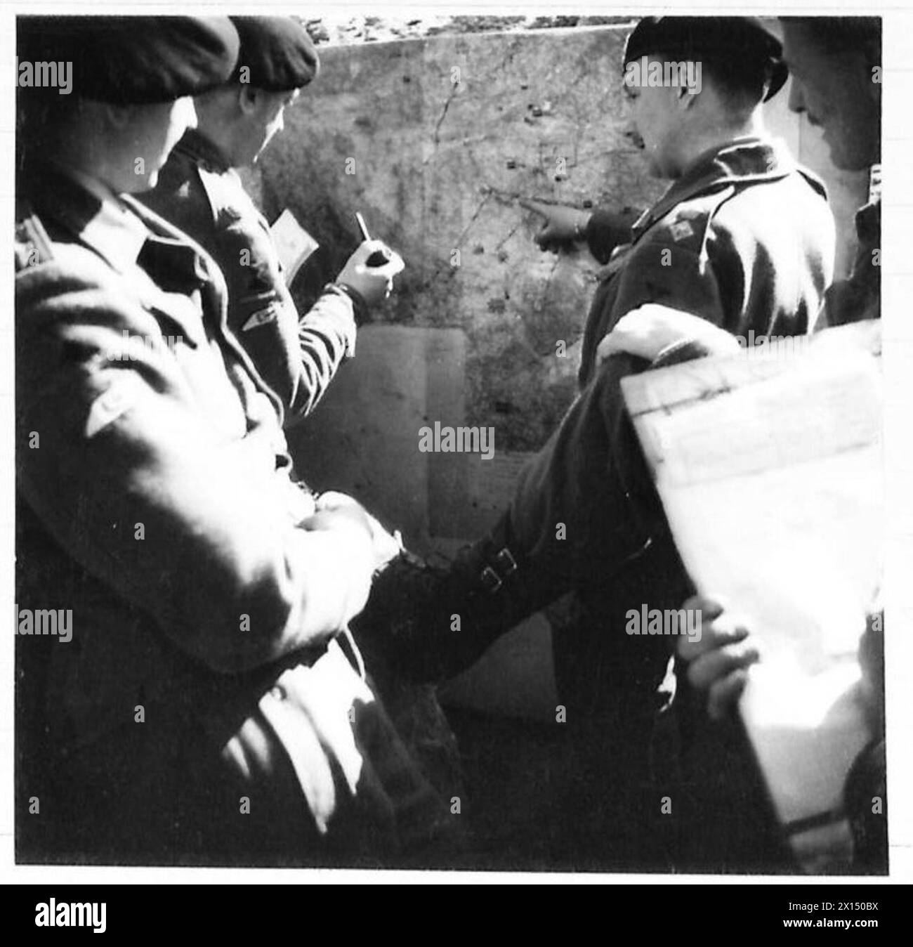 DIE BRITISCHE FLAGGE ÜBERQUERTE DEN RHEIN IN ZWEI KRIEGEN - LIEUT. Colonel Jolly, DSO., 4. R.T.R. beschriftet einige seiner Offiziere vor der Operation British Army, 21. Armeegruppe Stockfoto