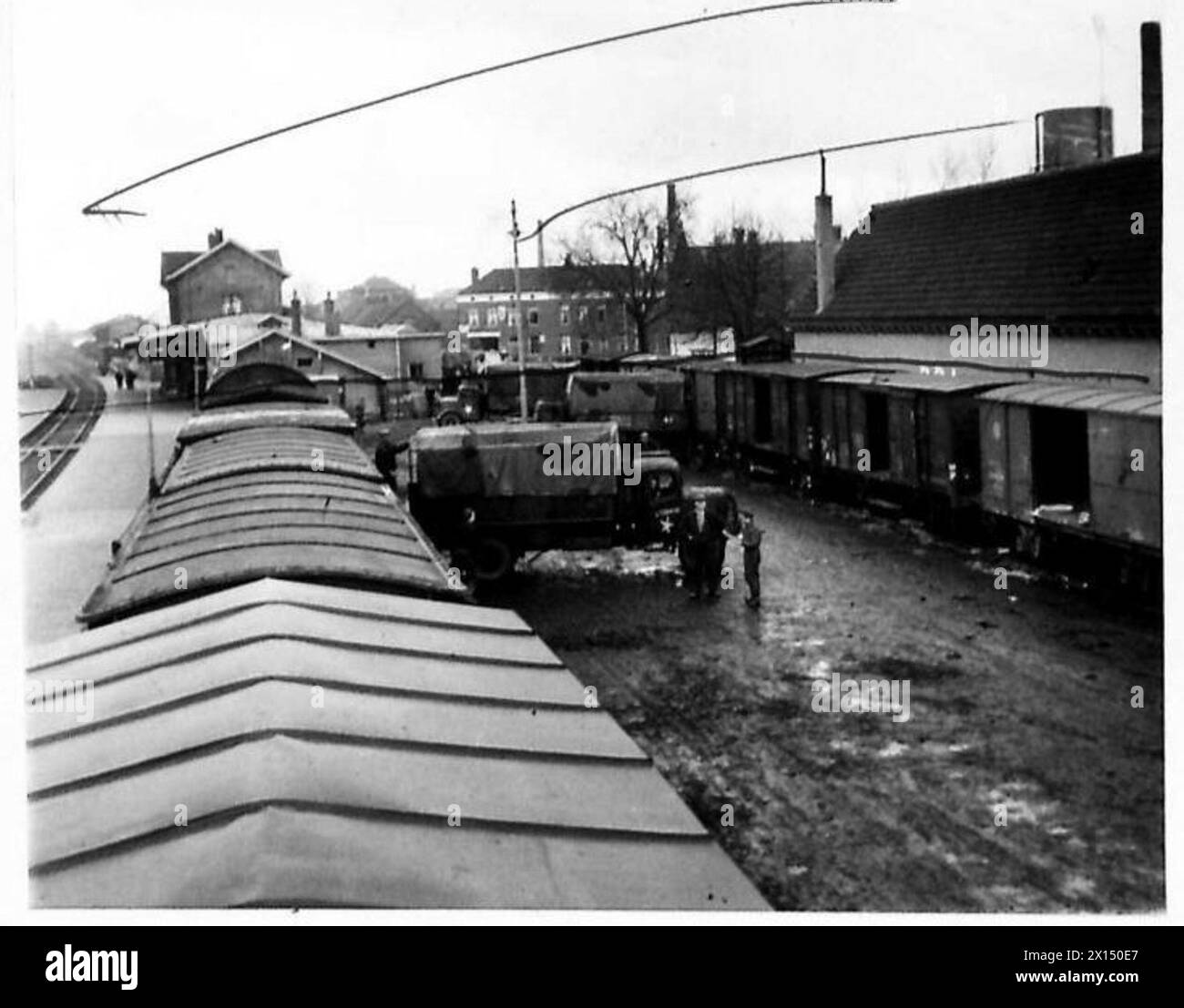 Zwei Lebensmittelzüge kommen am 3. Depot für zivile Angelegenheiten in Helmond an, um sie entladen und an niederländische Zivilisten im Rahmen von Hilfseinsätzen, British Army, 21st Army Group, verteilt zu werden. Stockfoto