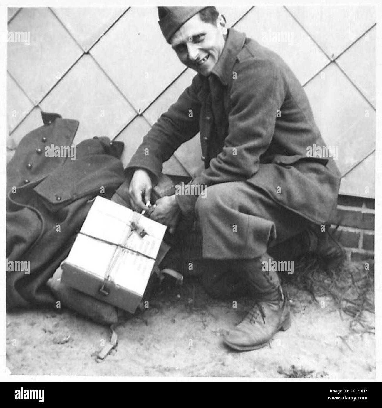 Ein befreiter französischer Kriegsgefangener trifft im British Military Government Centre for Liberated P.O.W.s unter der britischen Armee, 21st Army Group ein. Stockfoto
