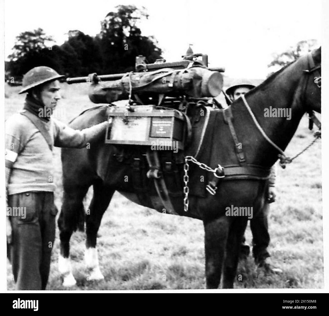 AUSRÜSTUNG FÜR DIE BERGKRIEGSFÜHRUNG - Offside-Last : Ersatzventile für Koffer 12 Volt. 22 A.H. Battery, britische Armee Stockfoto