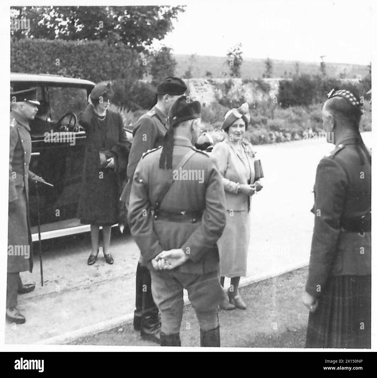 Die Königin wird bei ihrer Ankunft in einer schottischen Einheit in London von Soldaten begrüßt. Stockfoto