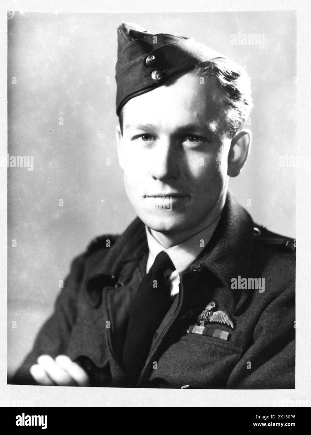 Die Royal Air Force (RAF) war ein wichtiger Bestandteil der britischen Verteidigung während des Zweiten Weltkriegs und führte umfangreiche Operationen durch, darunter die Schlacht um Großbritannien, strategische Bombenangriffe und Küstenpatrouillen. Die technologischen Fortschritte und die strategische Planung der RAF waren entscheidend für die Aufrechterhaltung der Luftüberlegenheit und die Unterstützung der alliierten Streitkräfte. Stockfoto