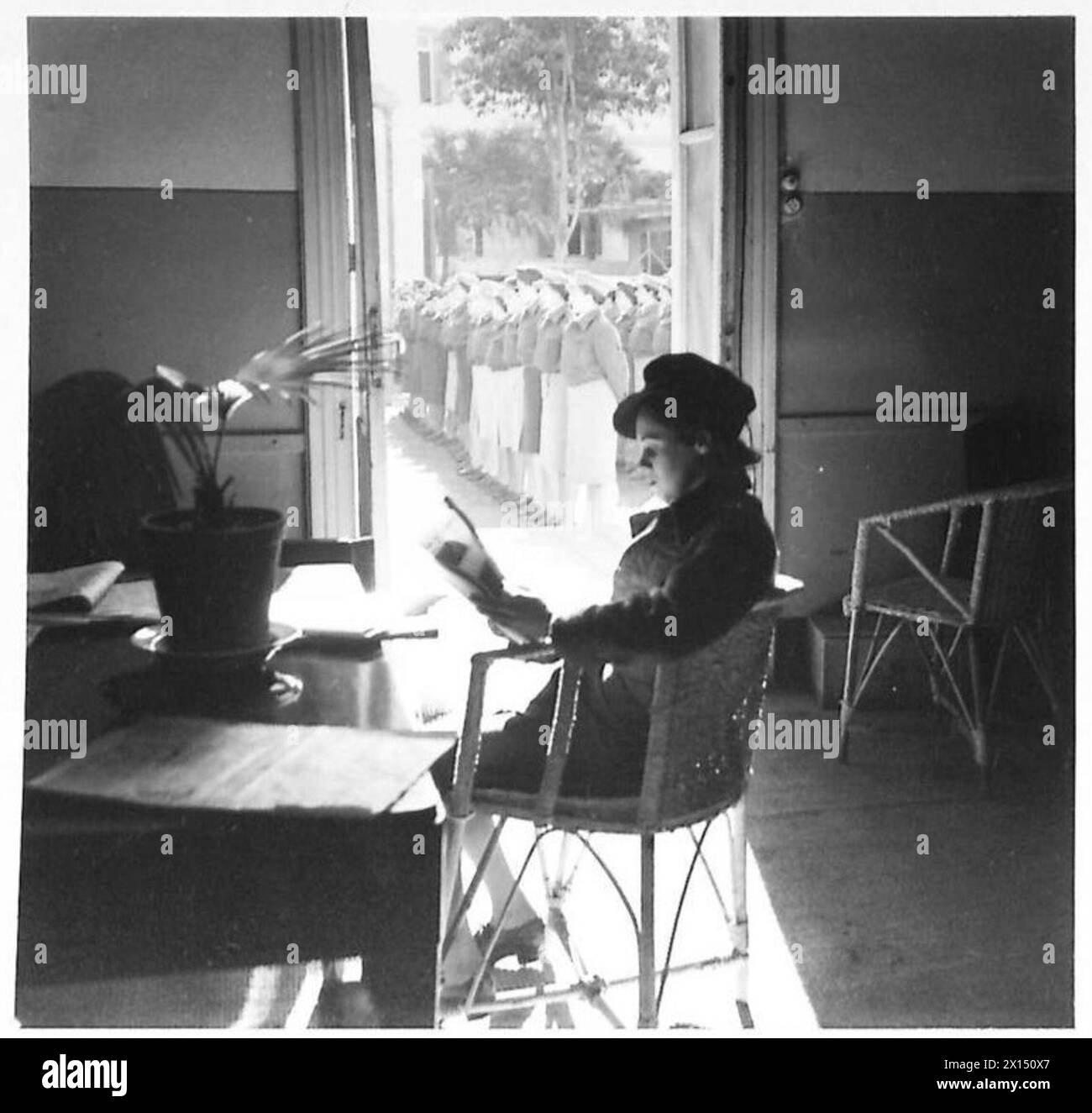 Mitglieder der W.A.A.S. werden unter Aufsicht der britischen Armee auf einer Parade gezeigt, um Disziplin und Formation zu demonstrieren. Stockfoto