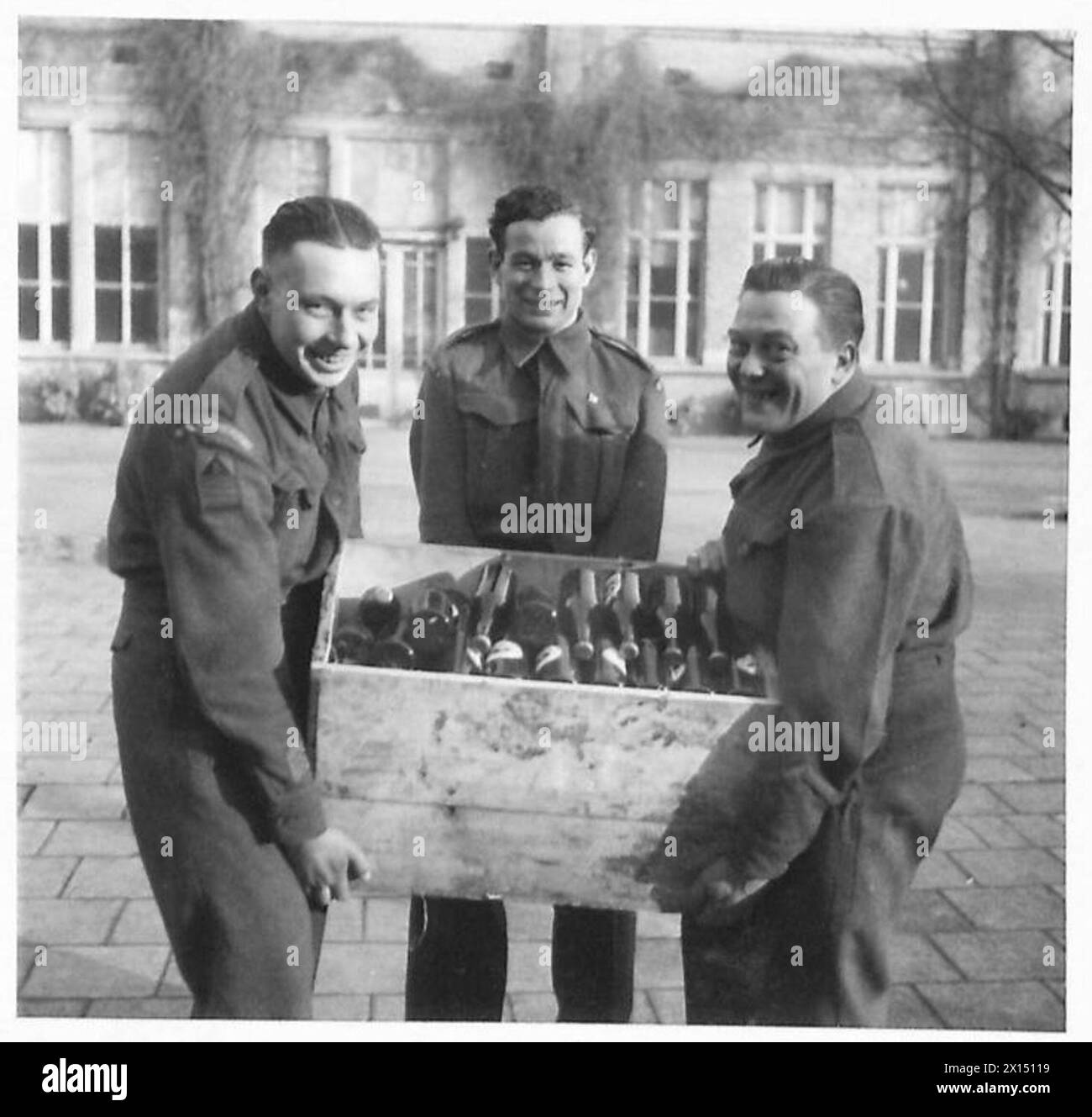 WEIHNACHTEN MIT DEM B.L.A. 1944 - diese Männer hatten keine Einwände gegen eine zusätzliche Pflicht, wie das Bier sicher zu sehen! L-R: Pte. N. Shale (Birmingham) Pte. R. Smart (Bilston, Staff) und Pte. H. Shaw (Blackheath). 59 Div British Army, 21. Armeegruppe Stockfoto