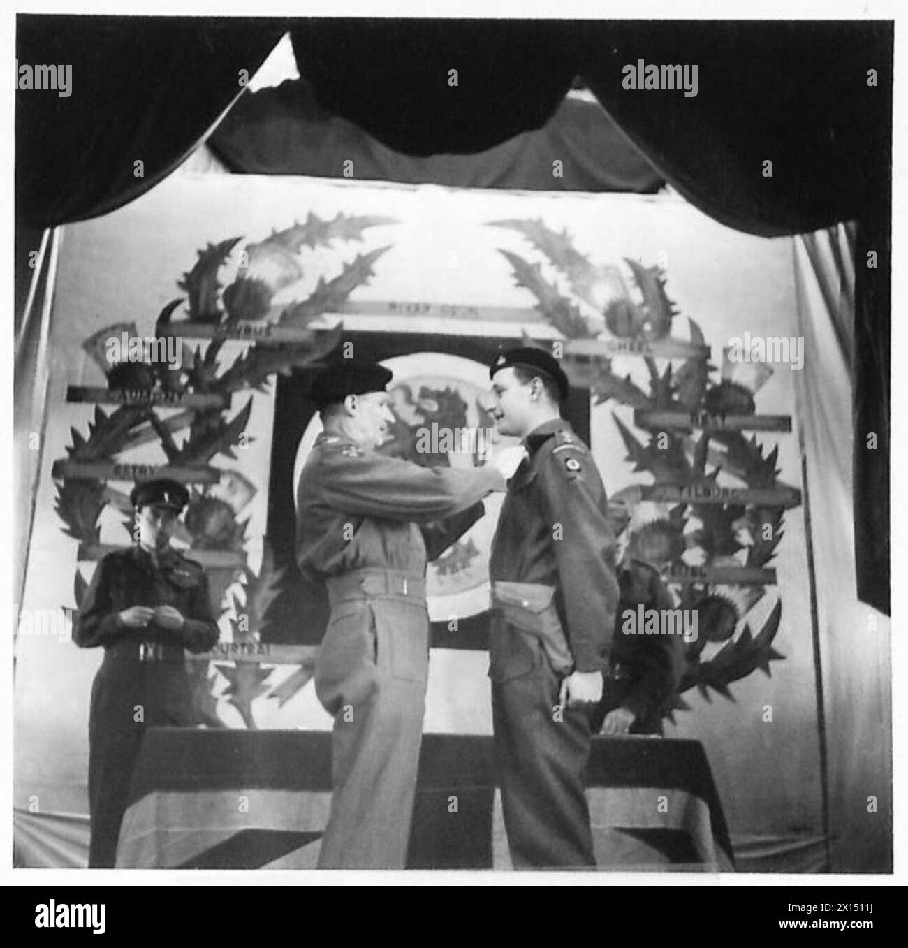 Captain K.W. Gray vom 15. (Schottischen) Reece-Regiment erhält das Militärkreuz während einer Invasion mit der britischen 21. Armee-Gruppe. Stockfoto