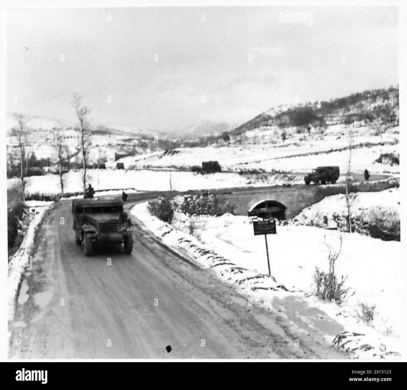Ein Konvoi der 3. Karpaten-Gewehre-Division des 2. Polnischen Korps bewegt sich am 25. März 1944 im Schnee auf der Straße Carpinone-Agnone. Ein M3-Scout-Wagen führt die LKWs an. Stockfoto