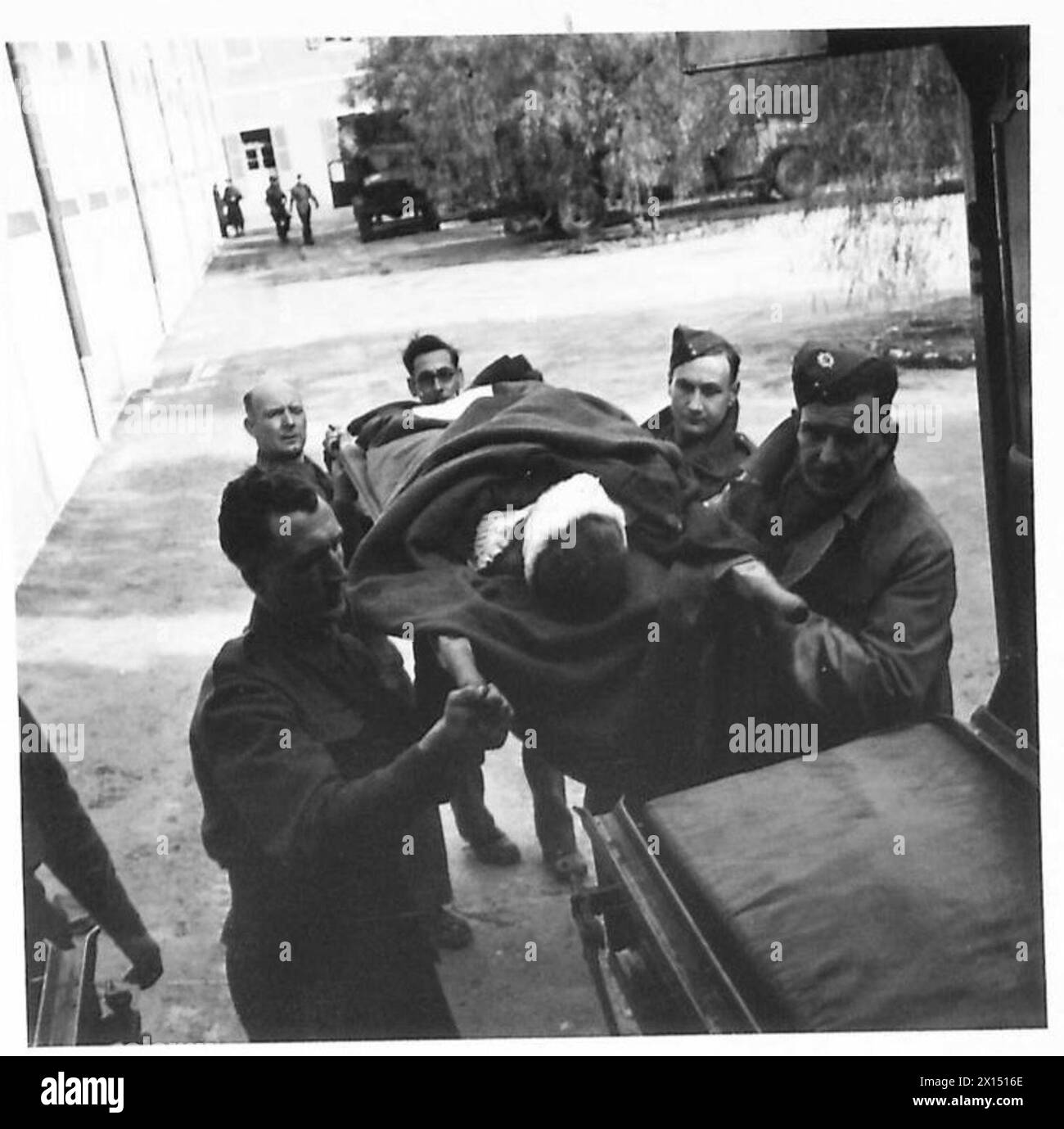 Zwei Patienten verlassen eine Notfalterklärungsstation in Nordafrika, um in ein allgemeines Krankenhaus in Souk el-Khemis gebracht zu werden, während andere evakuiert werden, wie von der britischen Armee dokumentiert. Stockfoto