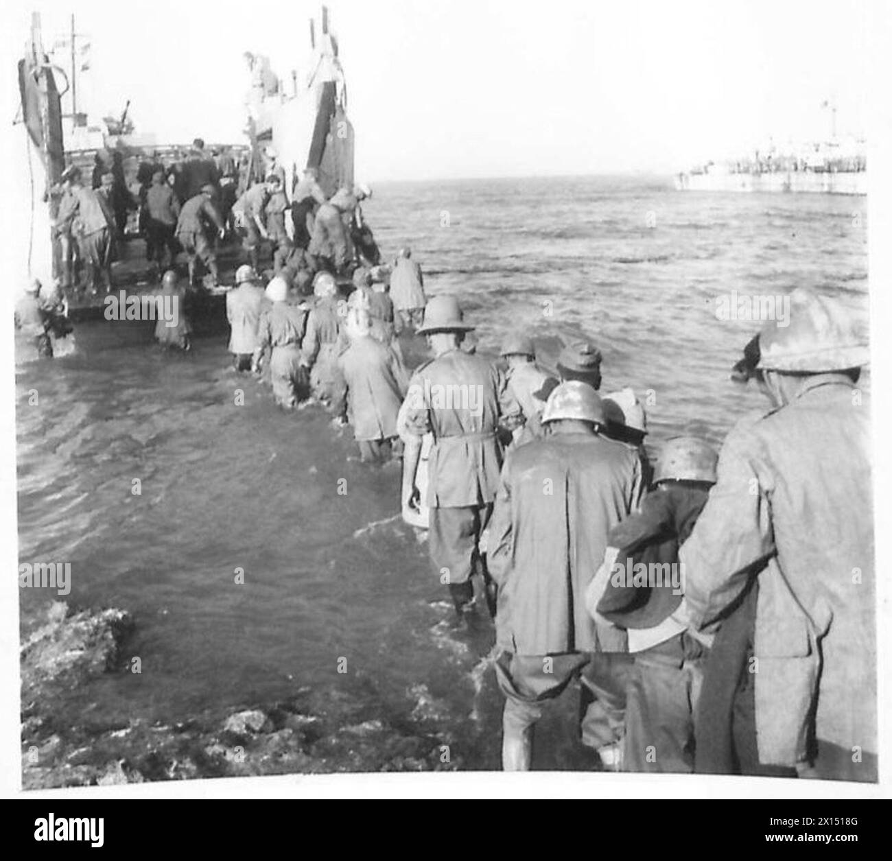 Italienische Gefangene besteigen einen Landing Craft Tank (L.C.T.) während der Invasion Siziliens, die von der britischen Armee dokumentiert wurde. Stockfoto