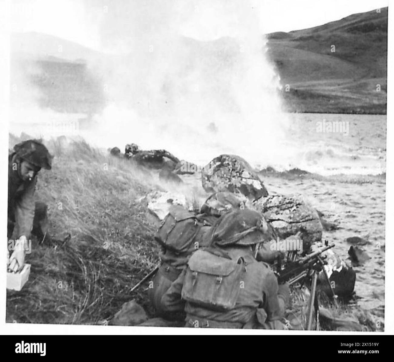 An der Advanced Handling and Fieldcraft School üben Verteidiger der britischen Armee in Feldübungen das Abwehren angreifender Kräfte. Stockfoto