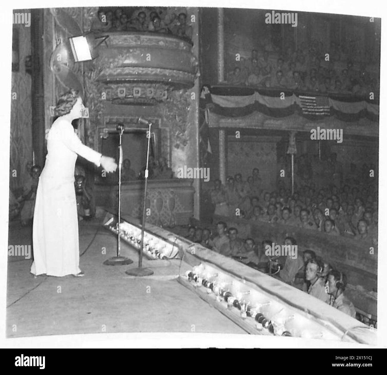 Gracie Fields unterhält britische Armee-Truppen während einer Aufführung in Nordafrika. Stockfoto Gracie Fields unterhält britische Armee-Truppen während einer Aufführung in Nordafrika. Stockfoto