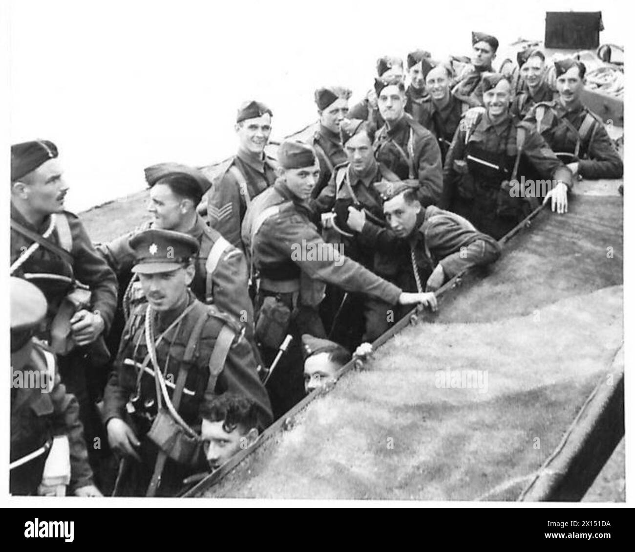 Männer aus einem Coldstream-Guards-Bataillon besteigen ein Angriffsflugzeug als Teil einer kombinierten Operation. Stockfoto