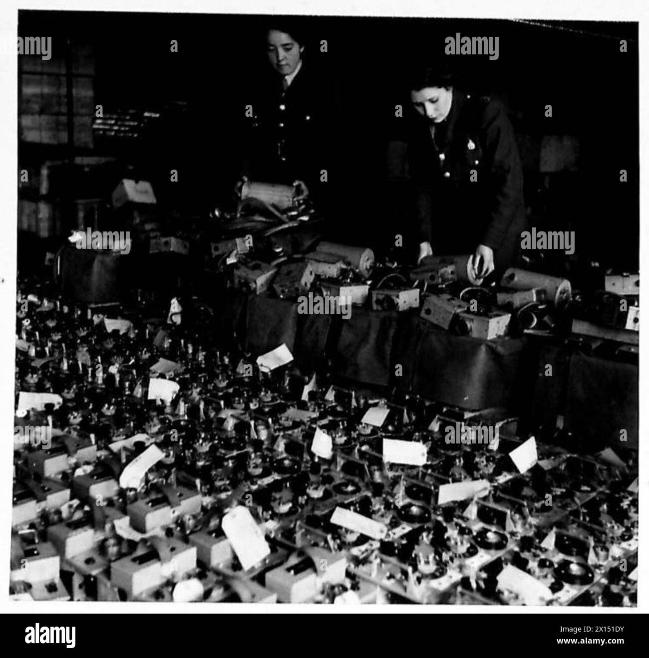 SONDERAUFTRAG FÜR W.S.7[c] - A.T.S. Hilfskräfte, die drahtlosen Speicher bearbeiten, British Army Stockfoto