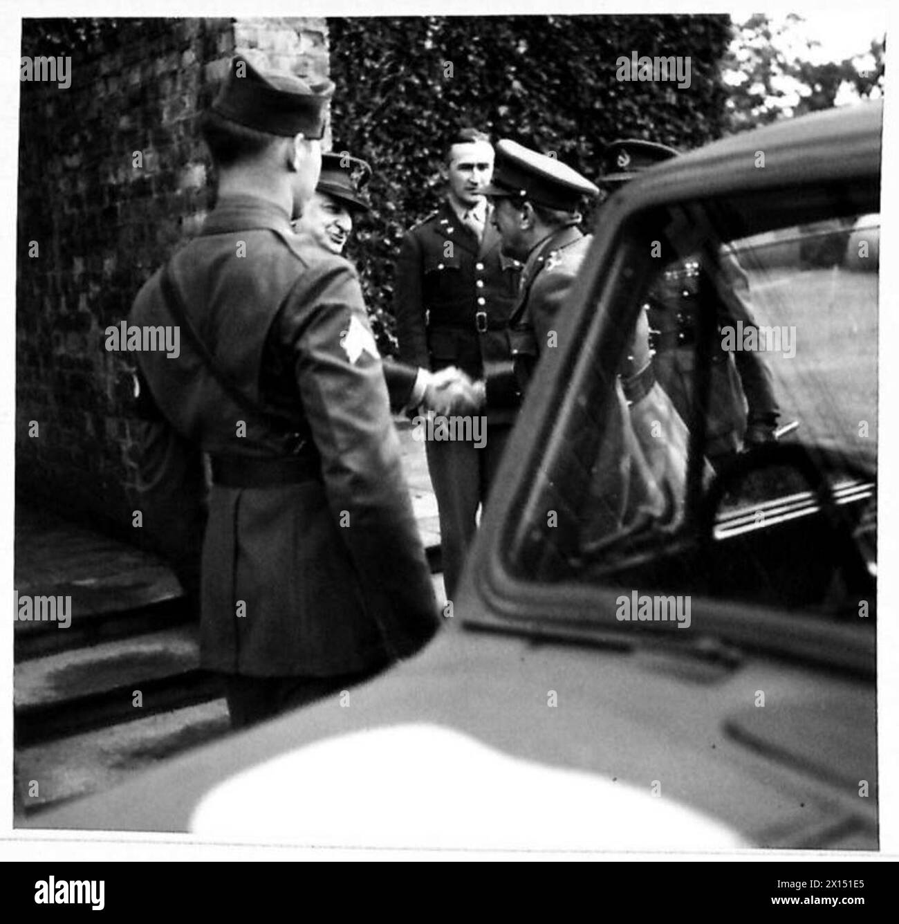 General Sir Alan Brooke wird bei seiner Ankunft im amerikanischen Hauptquartier während eines Besuchs in Nordirland begrüßt. Stockfoto