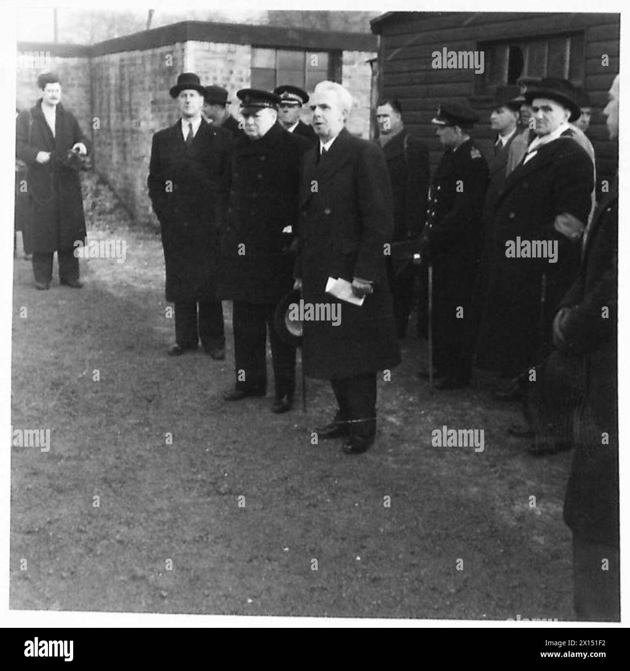 Premierminister Churchill und Lord Provost werden während ihrer Tour durch Glasgow mit dem schottischen Regionalkommissar Tom Johnson gezeigt. Stockfoto