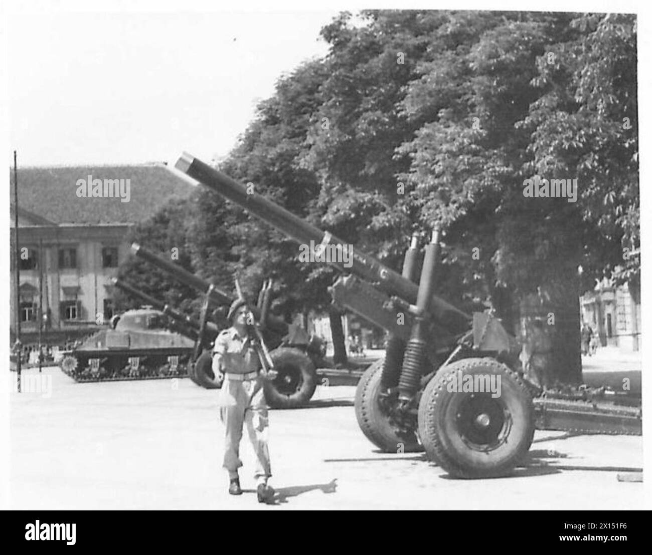 DIE BRITISCHE ARMEE IN NORDAFRIKA, SIZILIEN, ITALIEN, DEM BALKAN UND ÖSTERREICH 1942-1946 - britische 4,5-Zoll-Geschütze, die große Arbeit geleistet haben, um den deutschen Widerstand in Italien zu zerschlagen, sind jetzt auf dem Hauptplatz von Klagenfurt zu sehen. Die Waffen sind von 58 Med. Regt. R.A., ATT. 6 (Br) Gepanzerte Division British Army Stockfoto