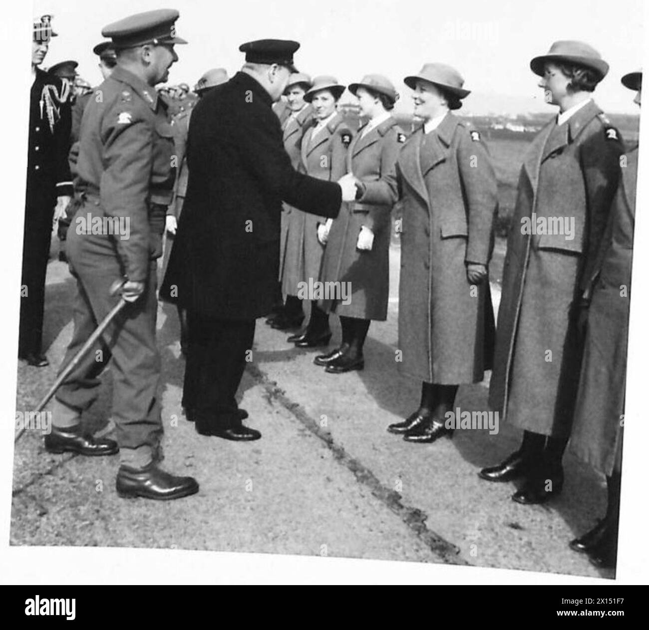 Während eines offiziellen Besuchs in Island schüttelt der Premierminister den Schwestern die Hand. Stockfoto
