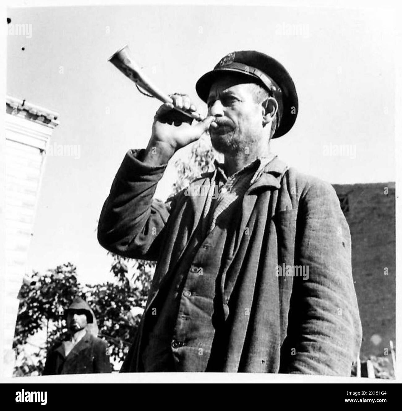 Die Amgoten in San Salvo reorganisieren nach der Besatzung die bürgerlichen Angelegenheiten, wobei der Stadtschrei das Ende der lokalen faschistischen Kontrolle und neue Vorschriften ankündigte. Stockfoto