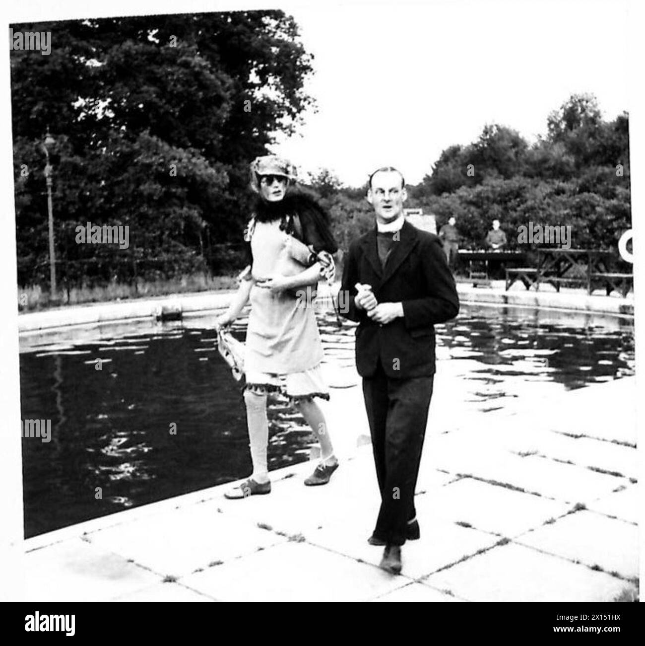 Eine Schwimm-Gala bietet Wettkampf-Schwimmveranstaltungen und endet mit einer inszenierten Comedy-Performance als Finale. Stockfoto