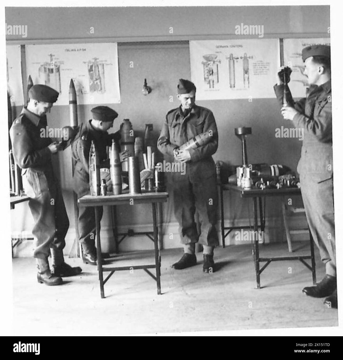 Die Schüler der RASC Officers Training School beobachten und lernen verschiedene Arten von Munition im Munitionsraum kennen. Stockfoto