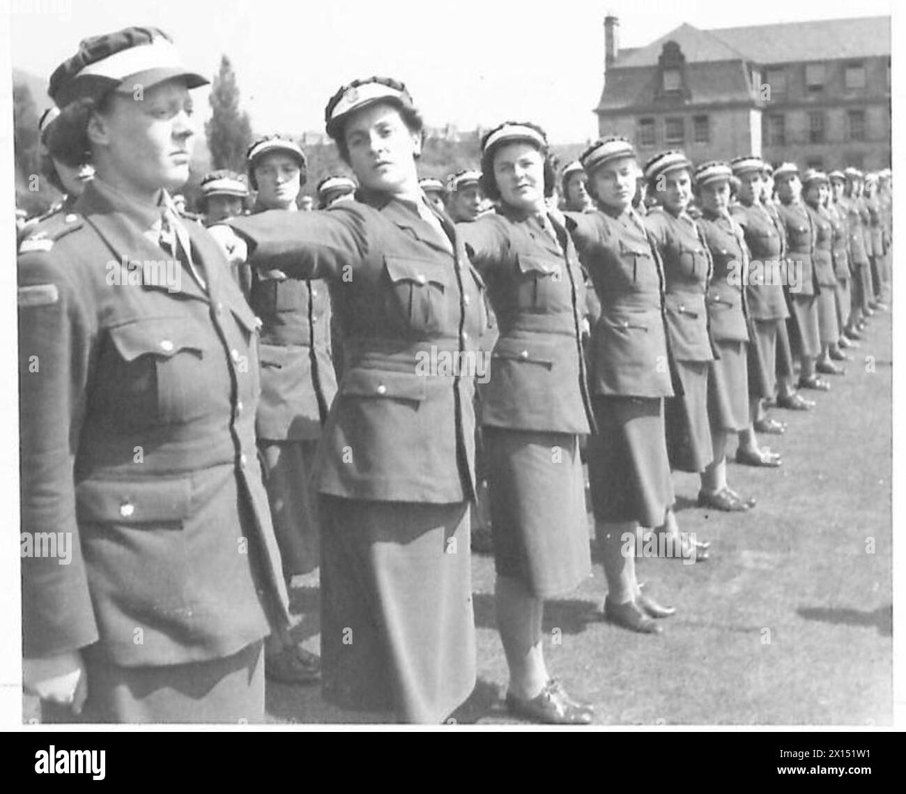 EINE A.T.S. OFFIZIERSKADETT-TRAININGSEINHEIT - die Parade der Britischen Armee vertuscht Stockfoto