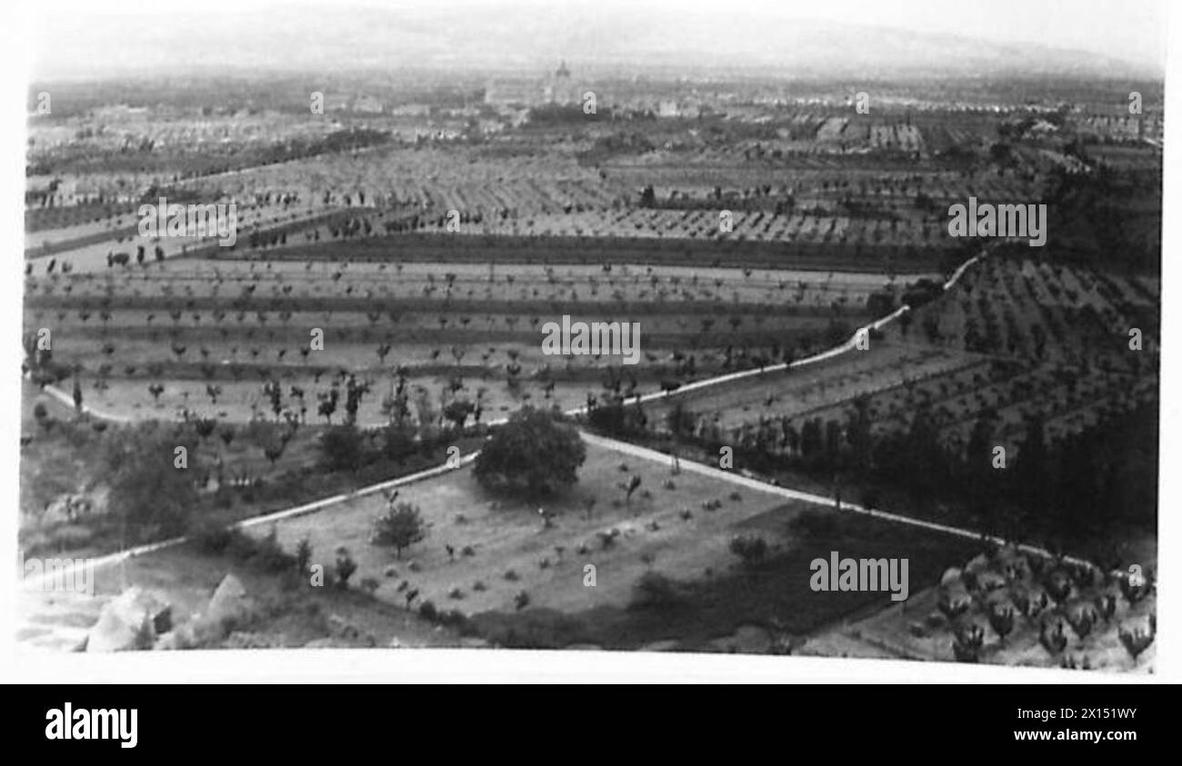 Der Panoramablick auf das Tescio-Tal von der Basilika aus zeigt die anhaltende Schlacht. Zu den Wahrzeichen zählen die St. Mary of the Angels, Bastia und die Bergregion in der Nähe von Perugia, Italien, die von der achten Armee beobachtet wurde. Stockfoto