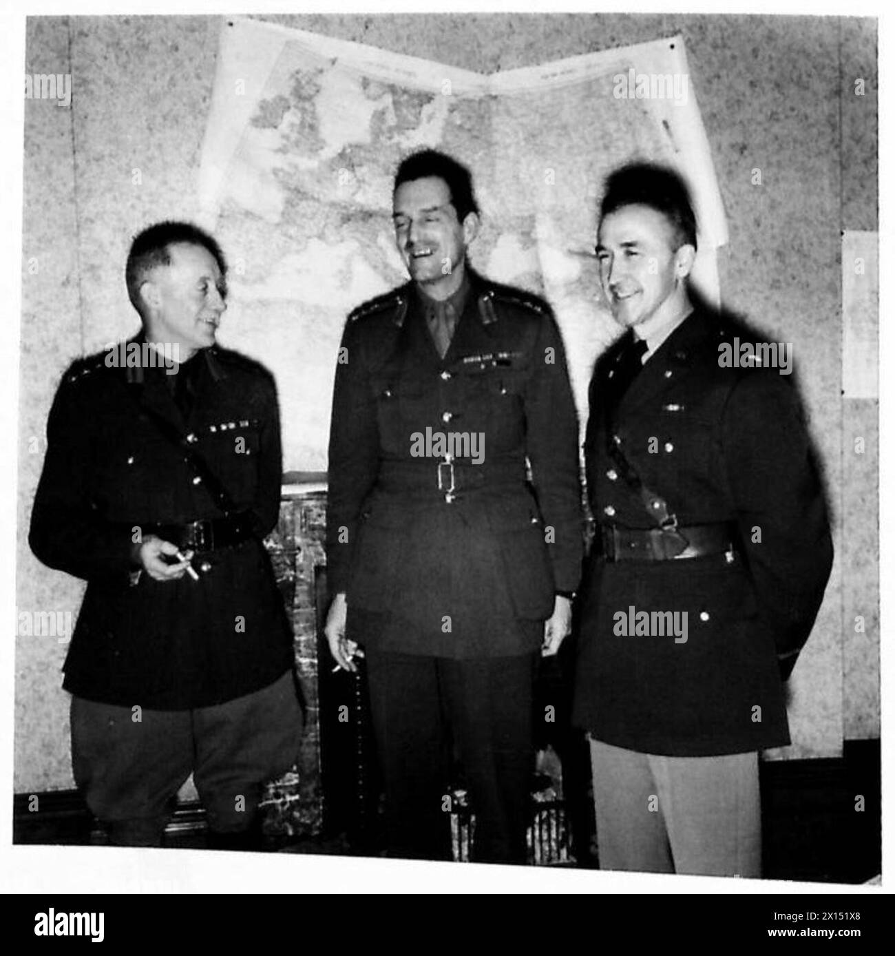 Zwei britische Offiziere und ein amerikanischer Offizier zusammen während gemeinsamer Operationen unter Aufsicht der britischen Armee. Stockfoto