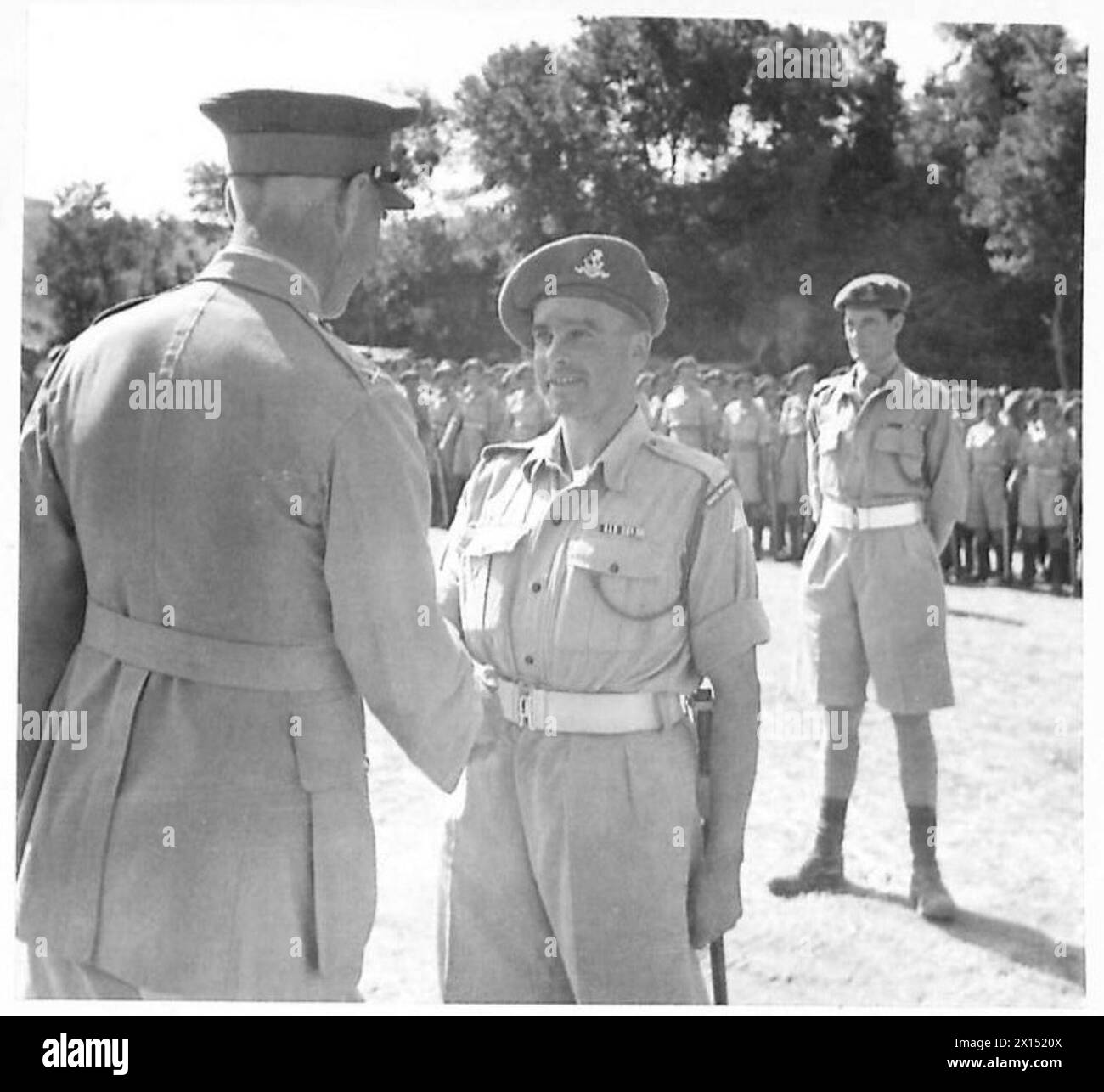 Major General Penney überreicht die Militärmedaille an Sergeant Major A. J. Selway von der C-Kompanie in Devon, Großbritannien. Stockfoto
