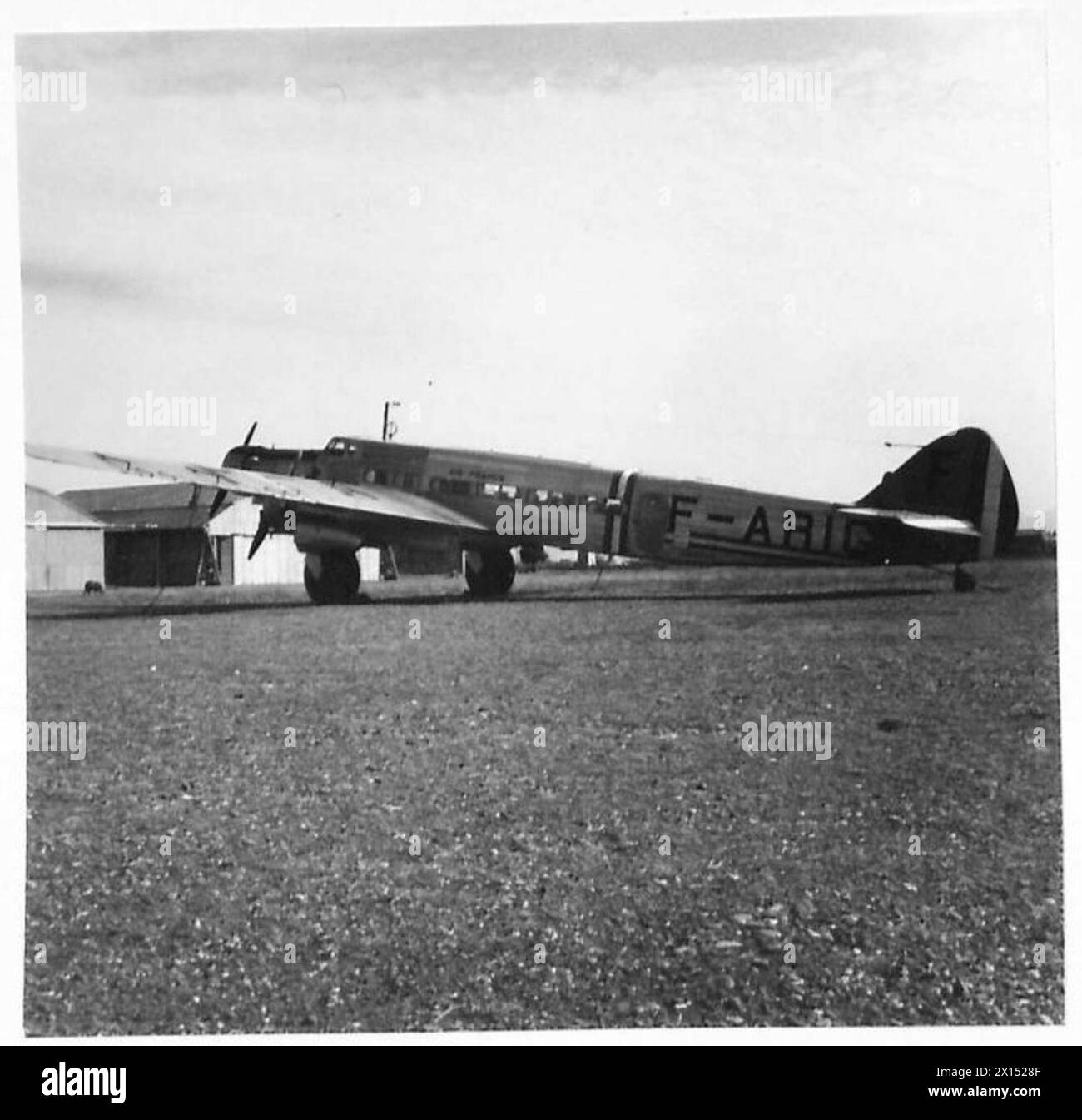 DIE OPERATION FACKEL, NOVEMBER 1942 - Ein gefangenes französisches Flugzeug Dewoitine D.338 (F-ARIG) im Dienst der Luftwaffe auf dem Flugplatz in Algier, 9. November 1942 Deutsche Luftwaffe Stockfoto