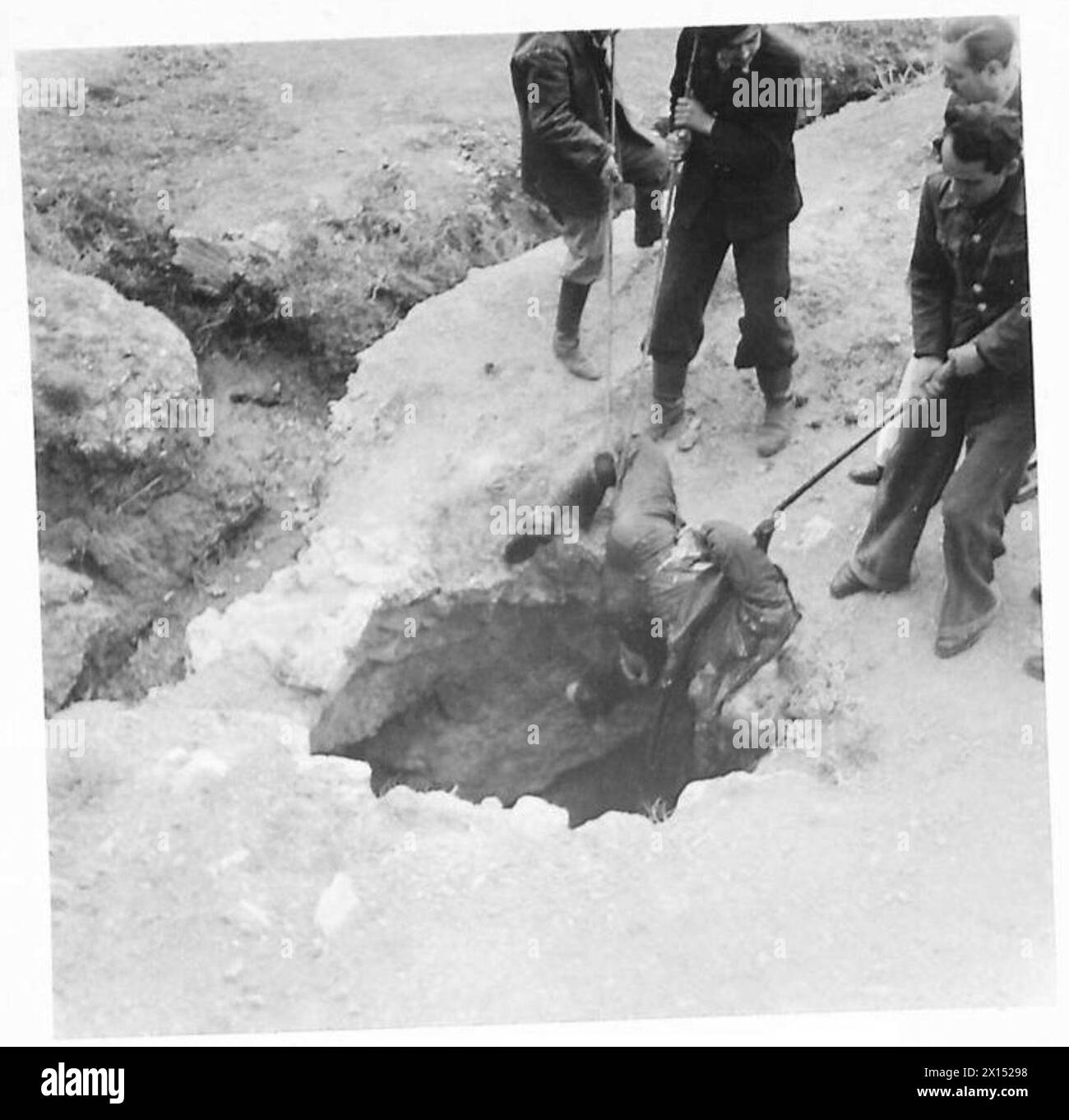 Die Leichen griechischer Zivilisten werden nach einer Kriegsgrausamkeit aus einem Brunnen in Athen geborgen. Stockfoto