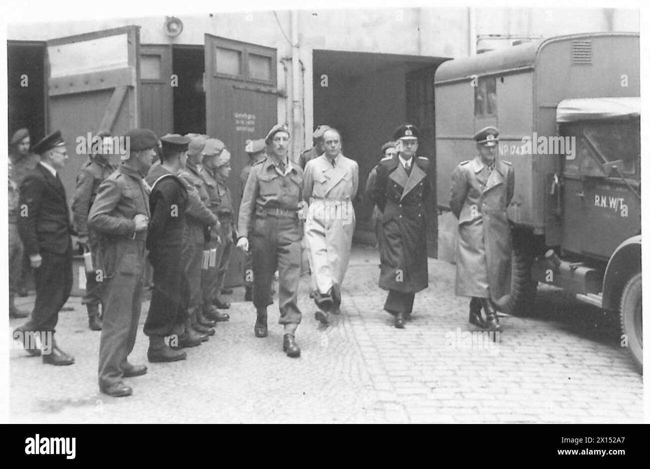 Dr. Albert Speer, Admiral Karl Doenitz und Oberst General Alfred Jodl verließen nach der Verhaftung das britische Militärquartier. Stockfoto